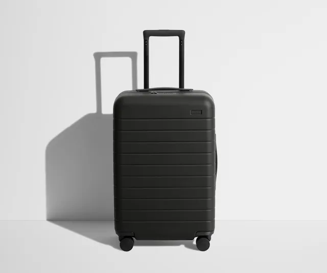 away-bigger-carry-on-valise-cabine-jet-black-noir-rigide image 1