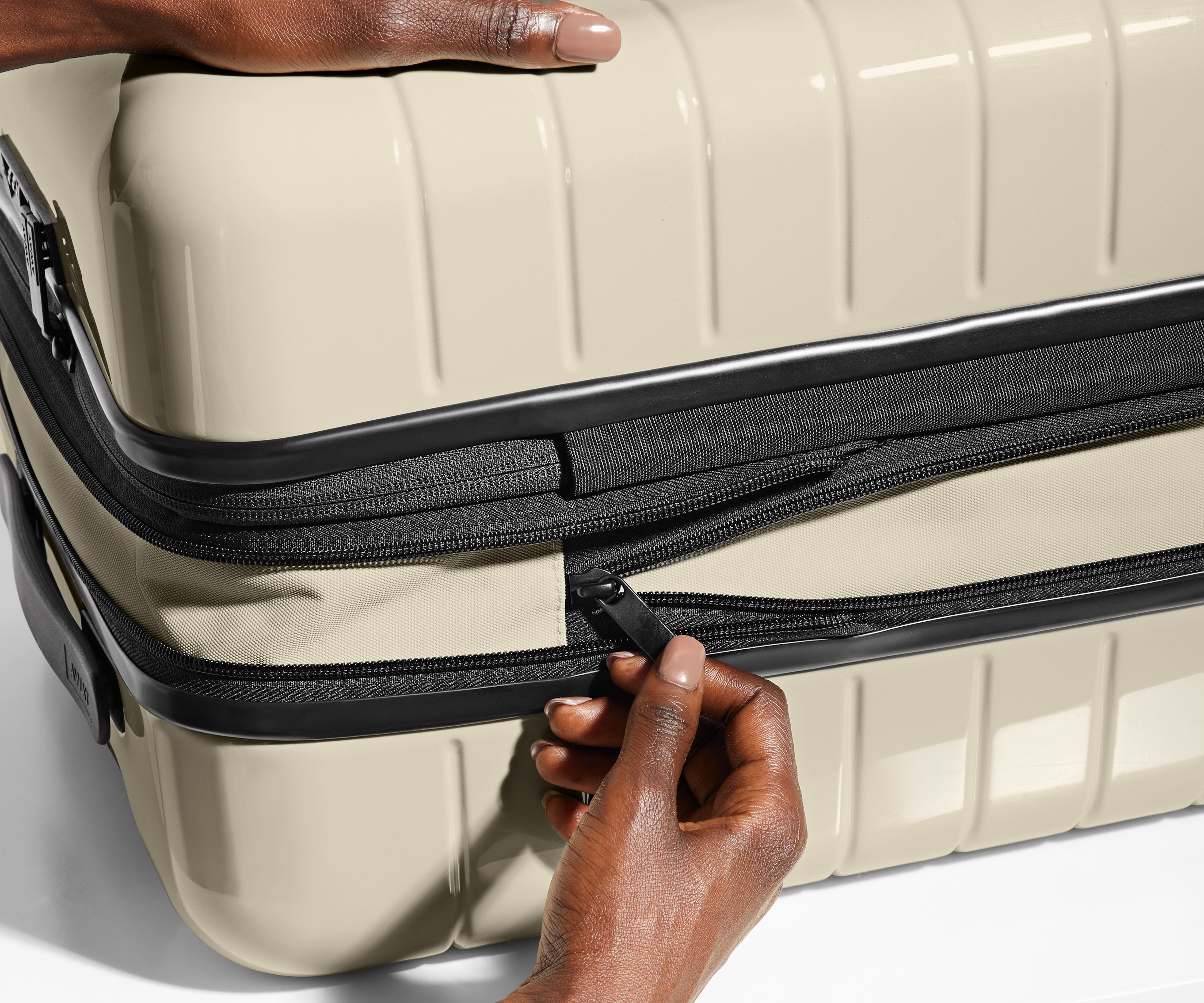 away-bigger-carry-on-flex-valise-cabine-blanche-extensible image 5
