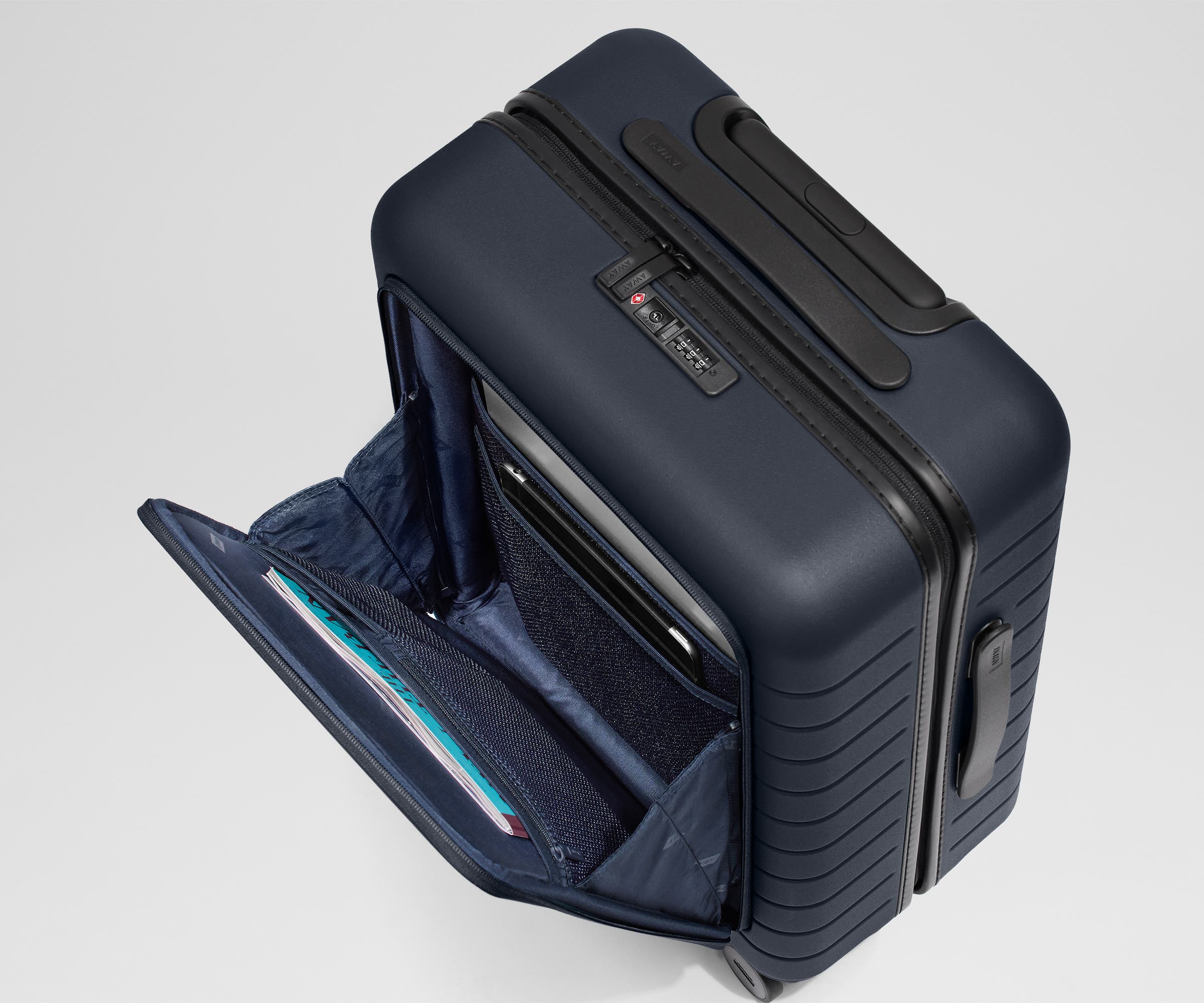 away-executive-bigger-carry-on-valise-cabine-bleu-marine image 7