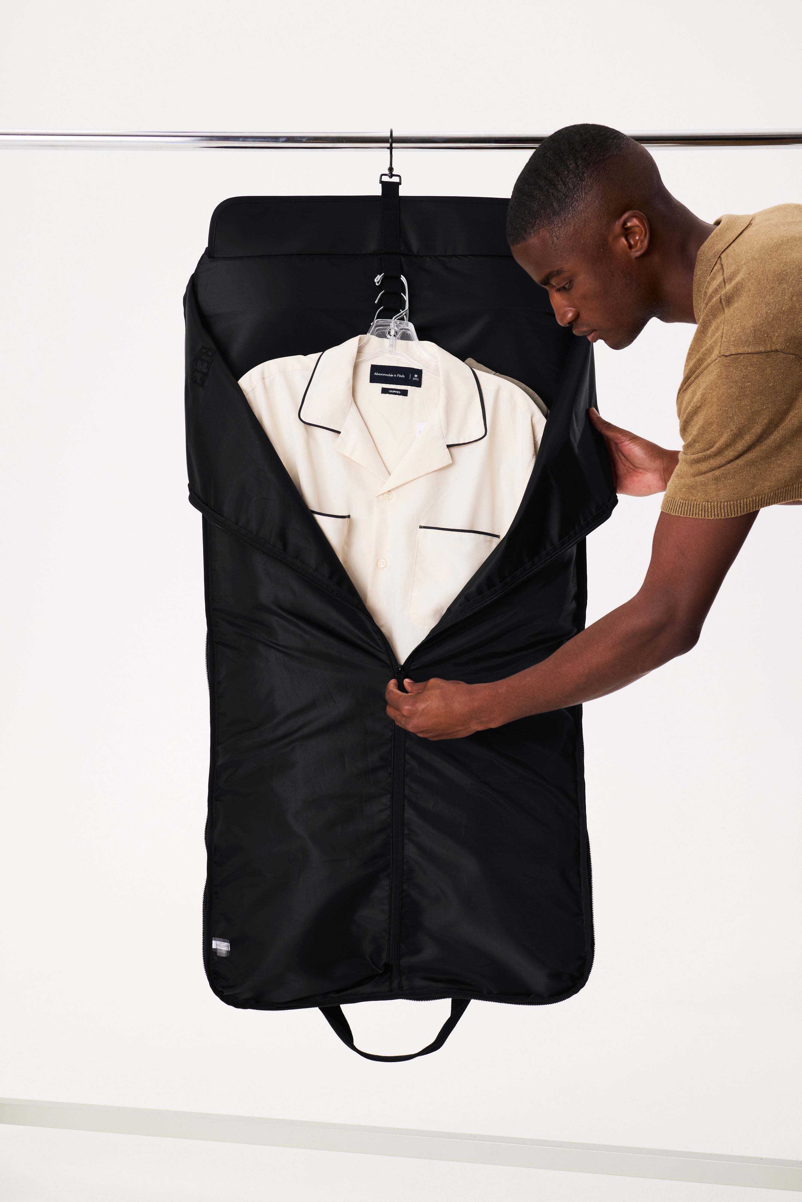 beis-garment-duffle-sac-voyage-noir-porte-costume image 2