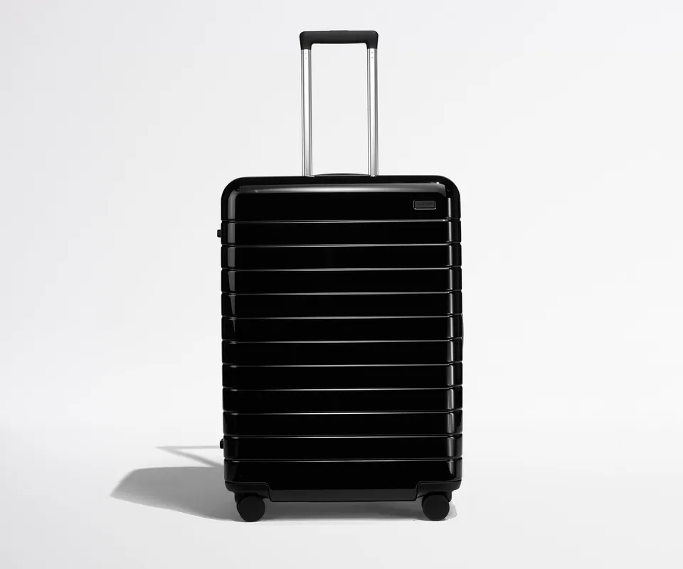 away-the-medium-valise-soute-rigide-noire-black-tie image 1