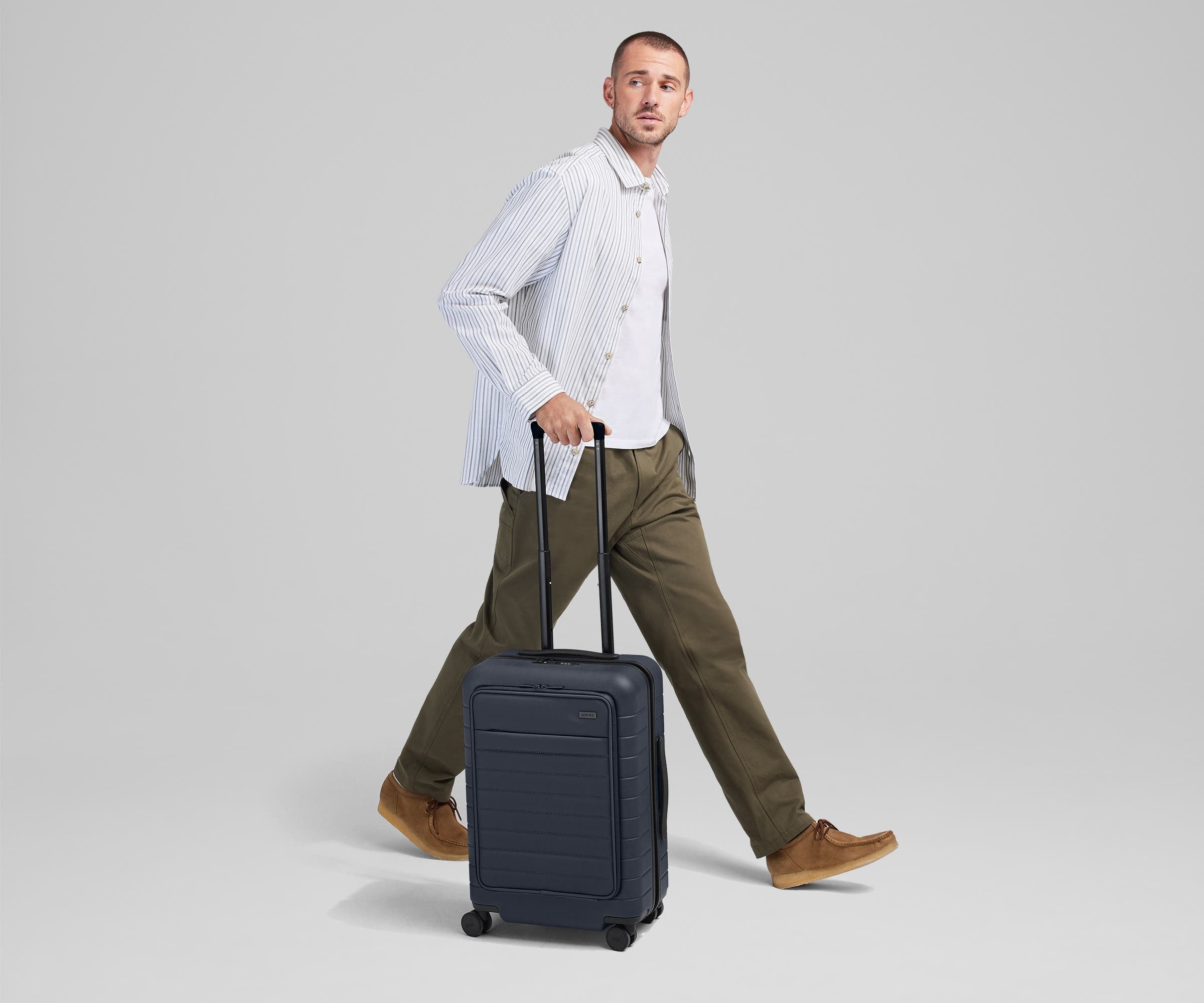 away-executive-bigger-carry-on-valise-cabine-bleu-marine image 4
