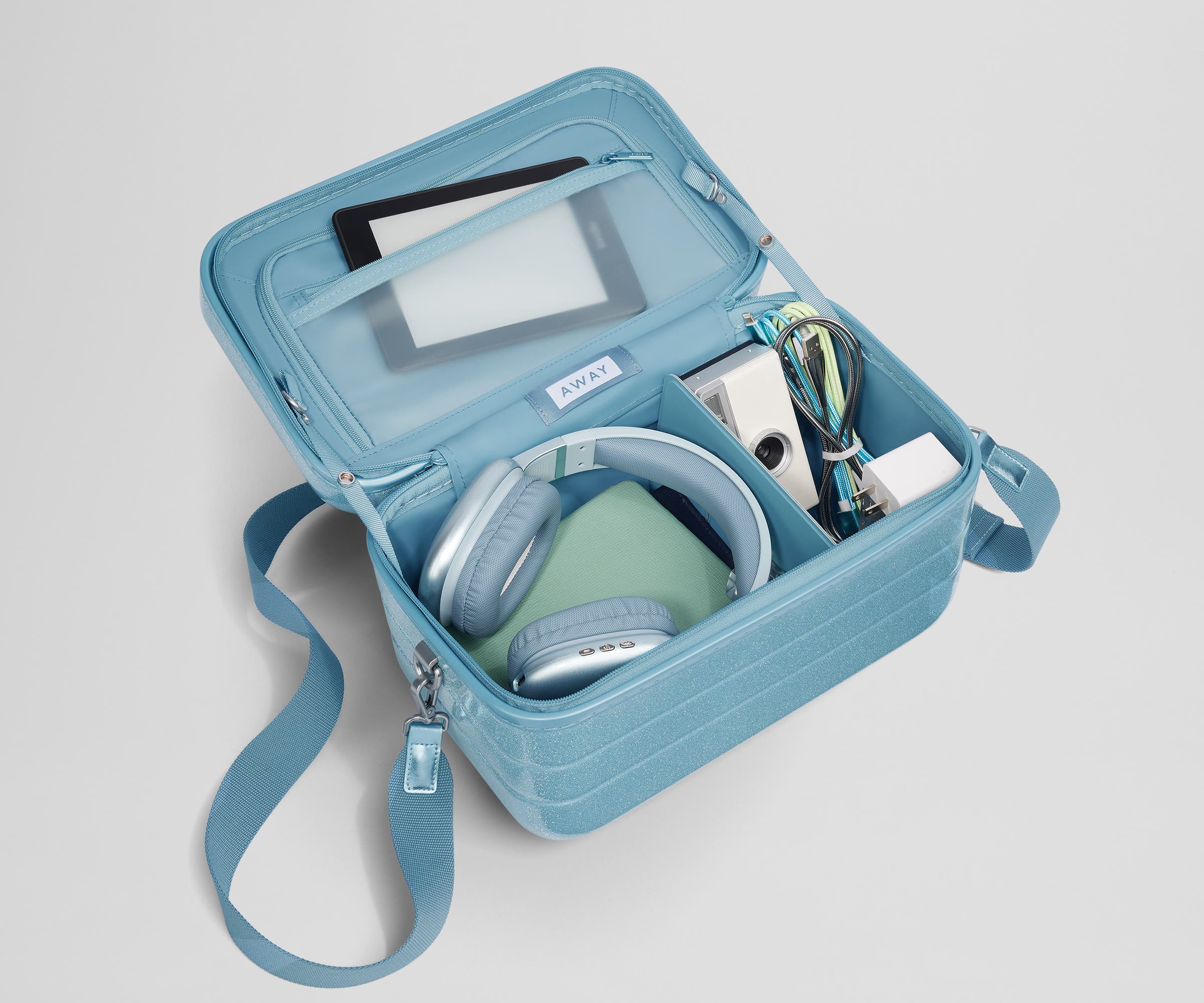 away-the-train-case-vanity-bleu-galaxy image 5