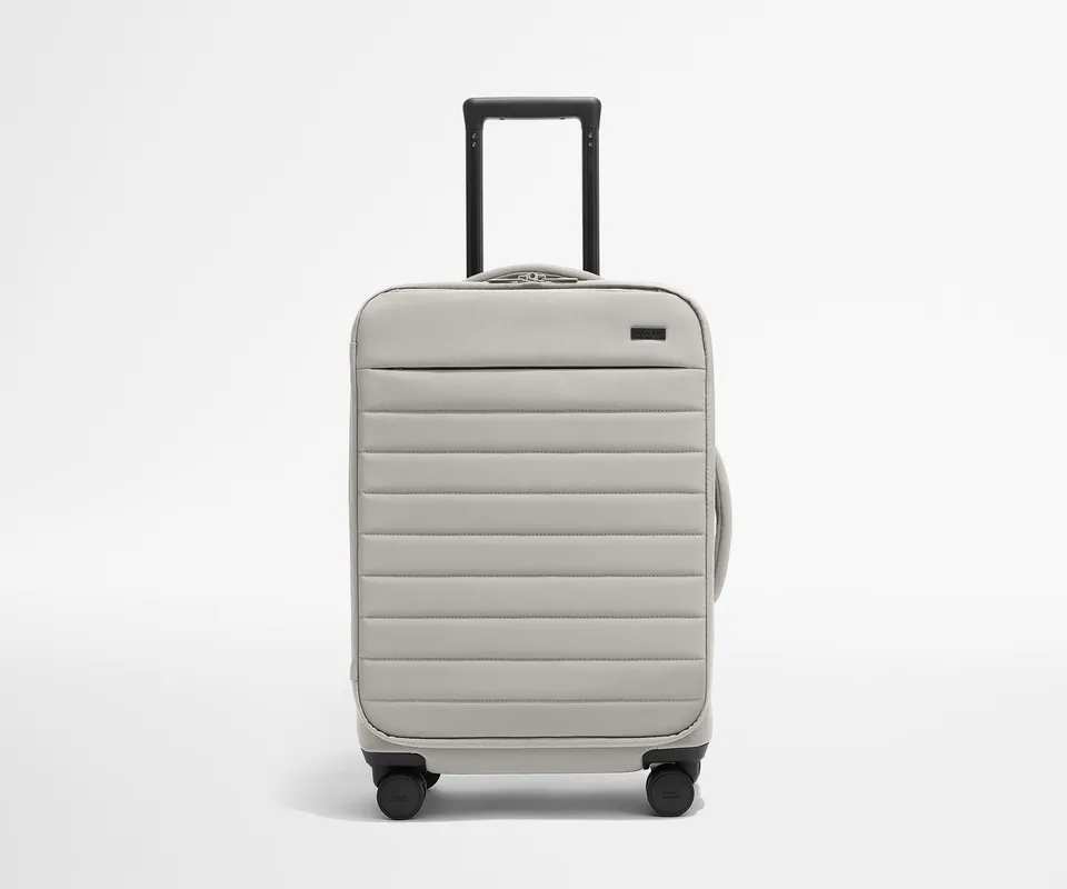 away-softside-bigger-carry-on-valise-cabine-cloud-gray-extensible image 1