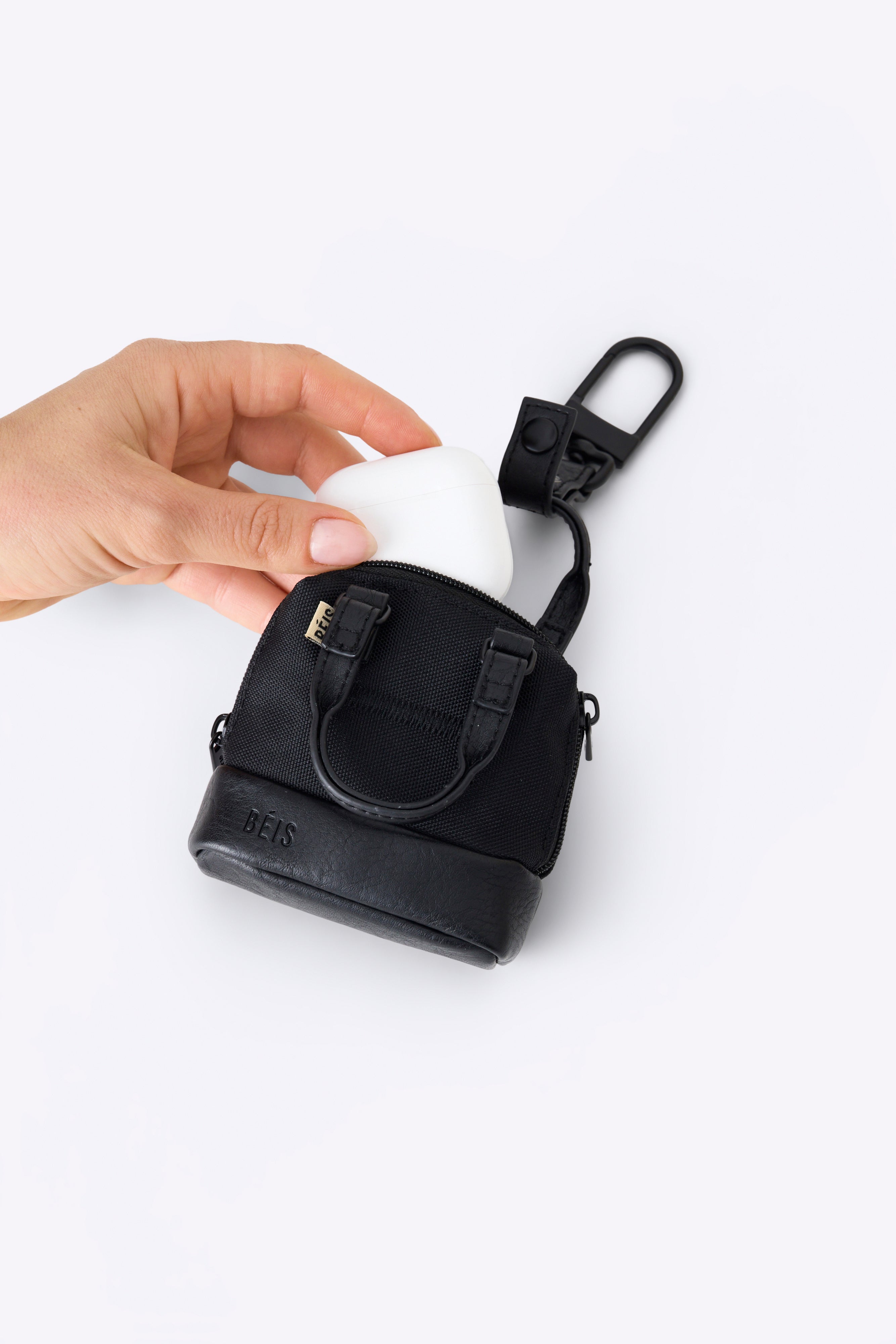 beis-micro-weekender-breloque-porte-cl-s-noire-mini image 3