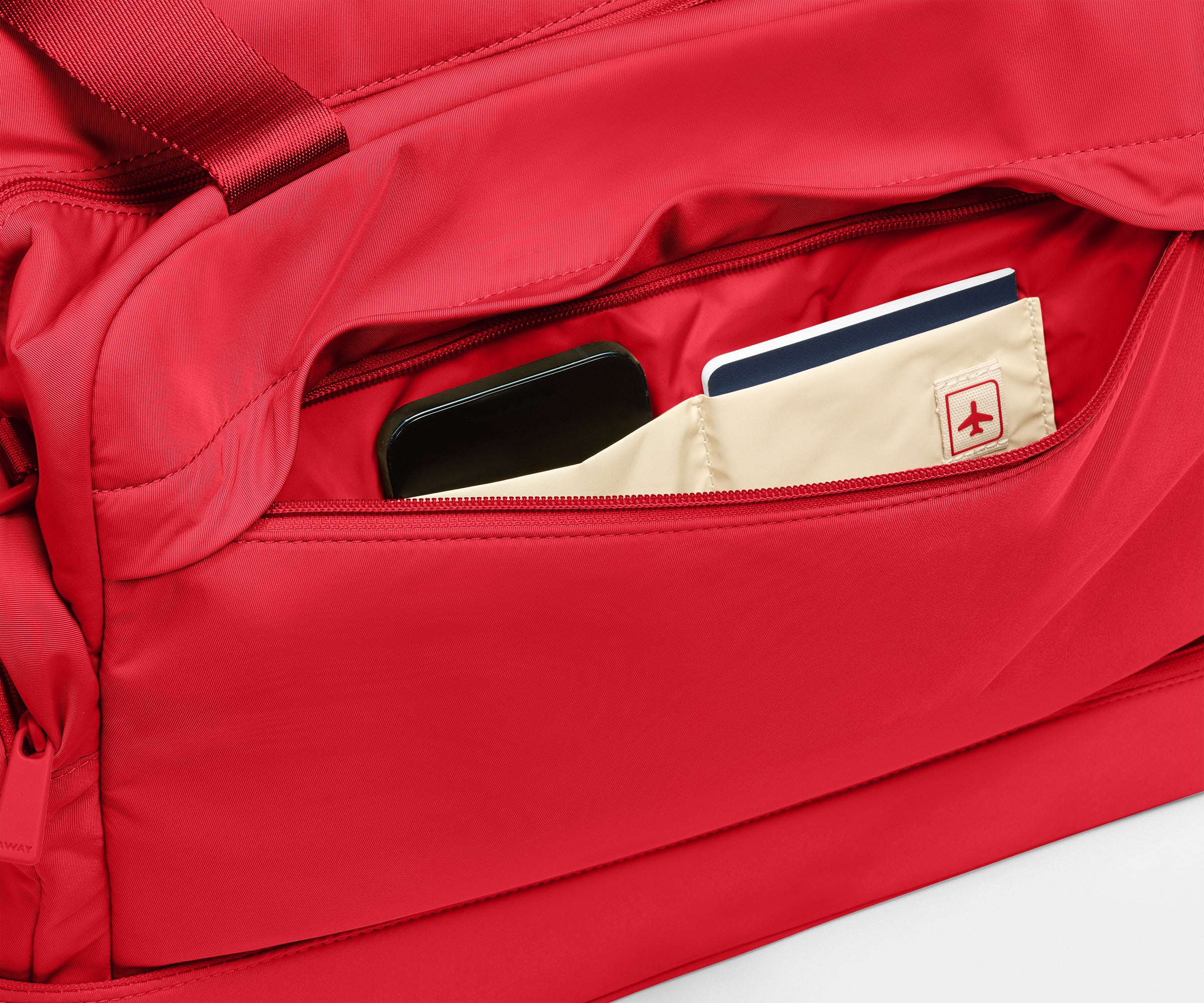away-featherlight-overnight-sac-week-end-cherry-red image 5