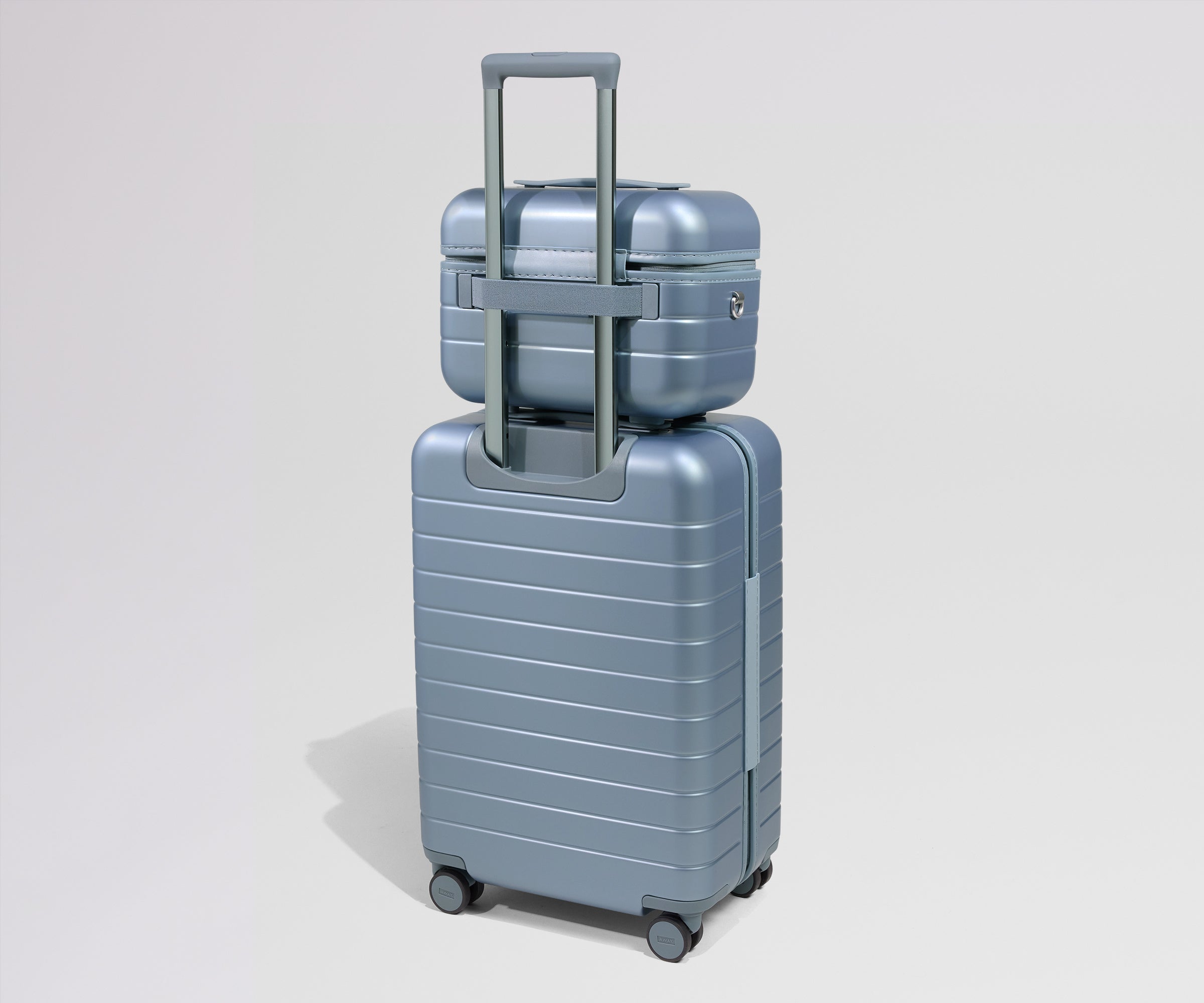away-train-case-vanity-rigide-arctic-blue image 4