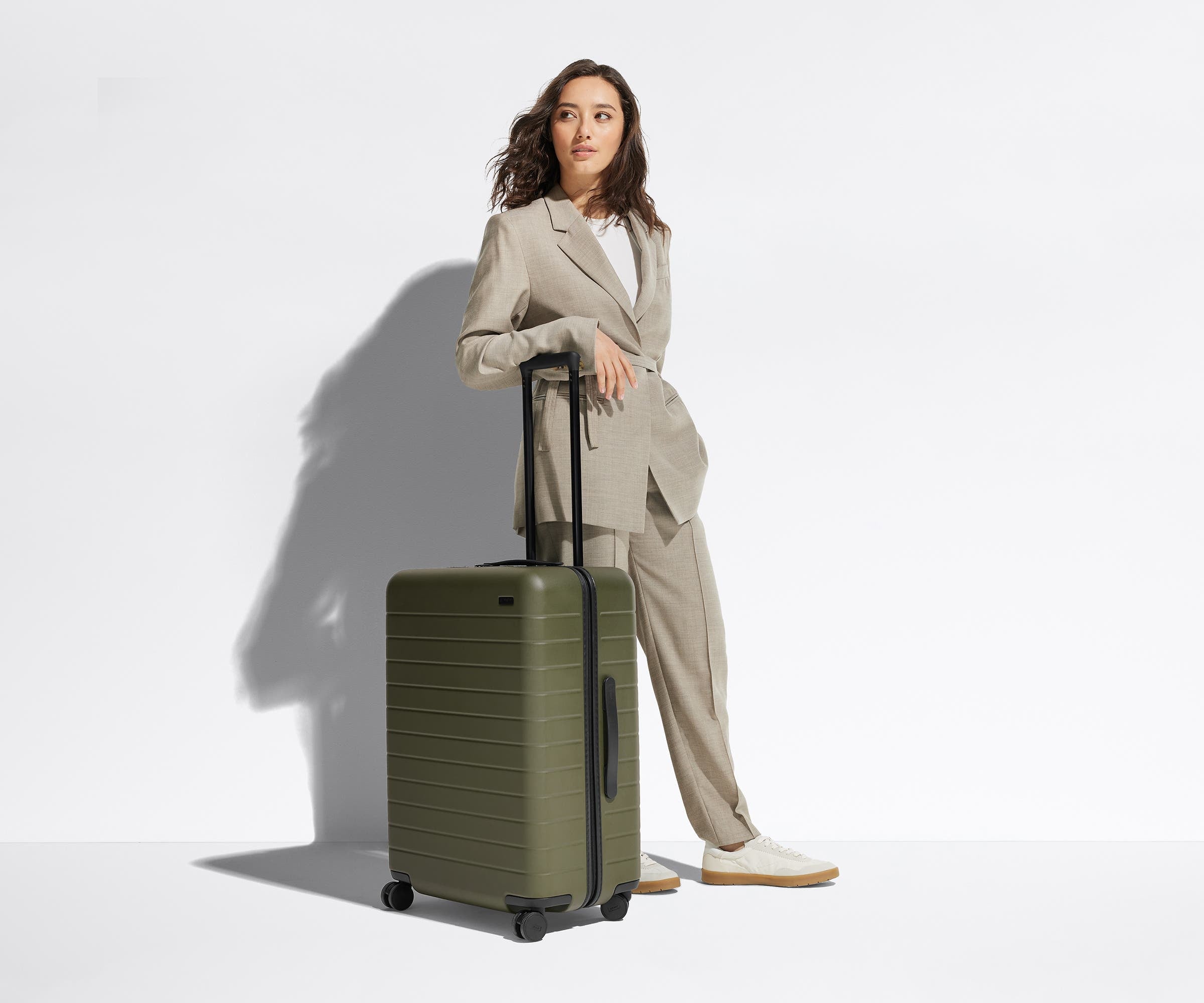 away-medium-valise-soute-cherry-red-1-2-semaines image 3