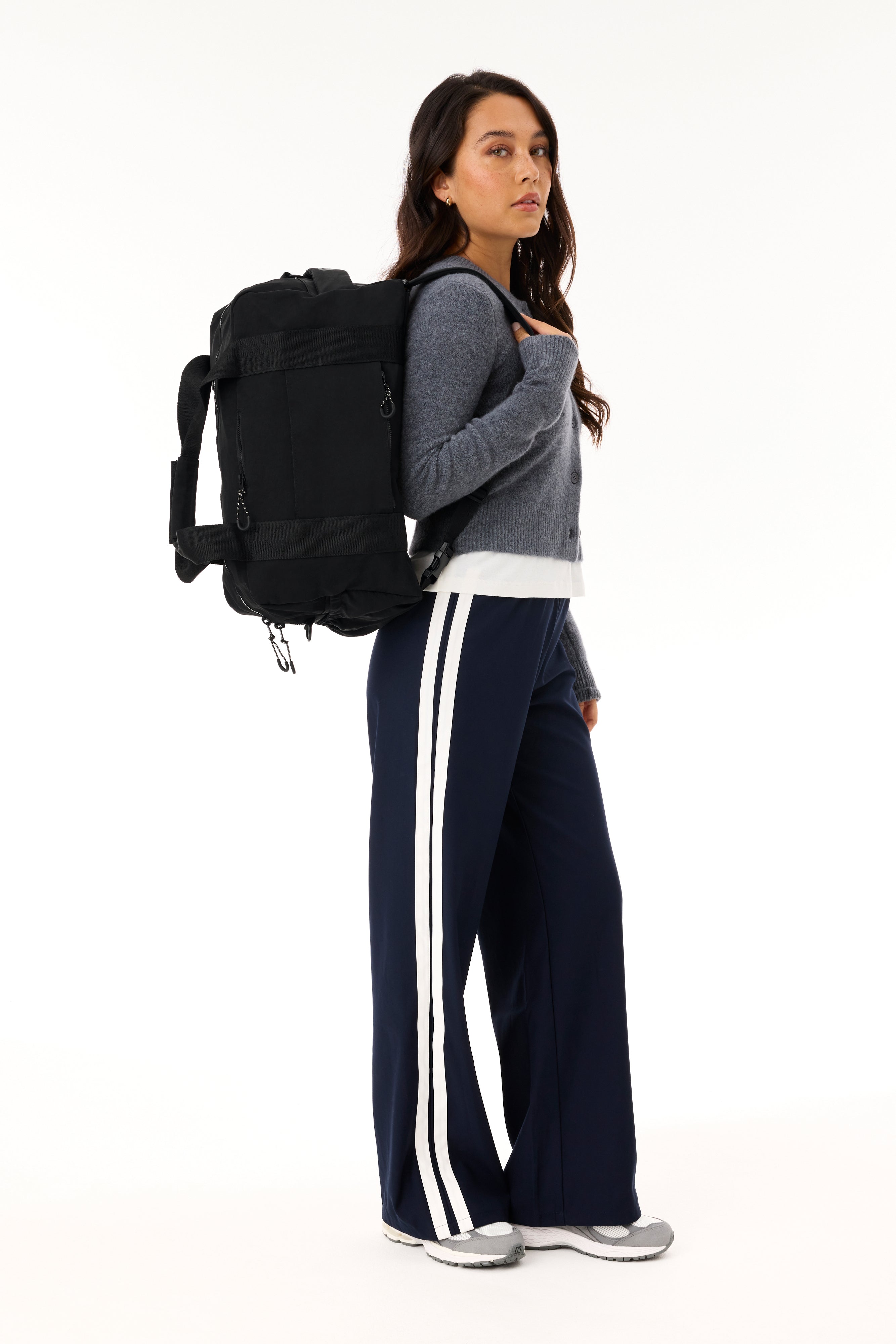 beis-the-sport-duffle-backpack-sac-sport-black-noir-cabine image 4