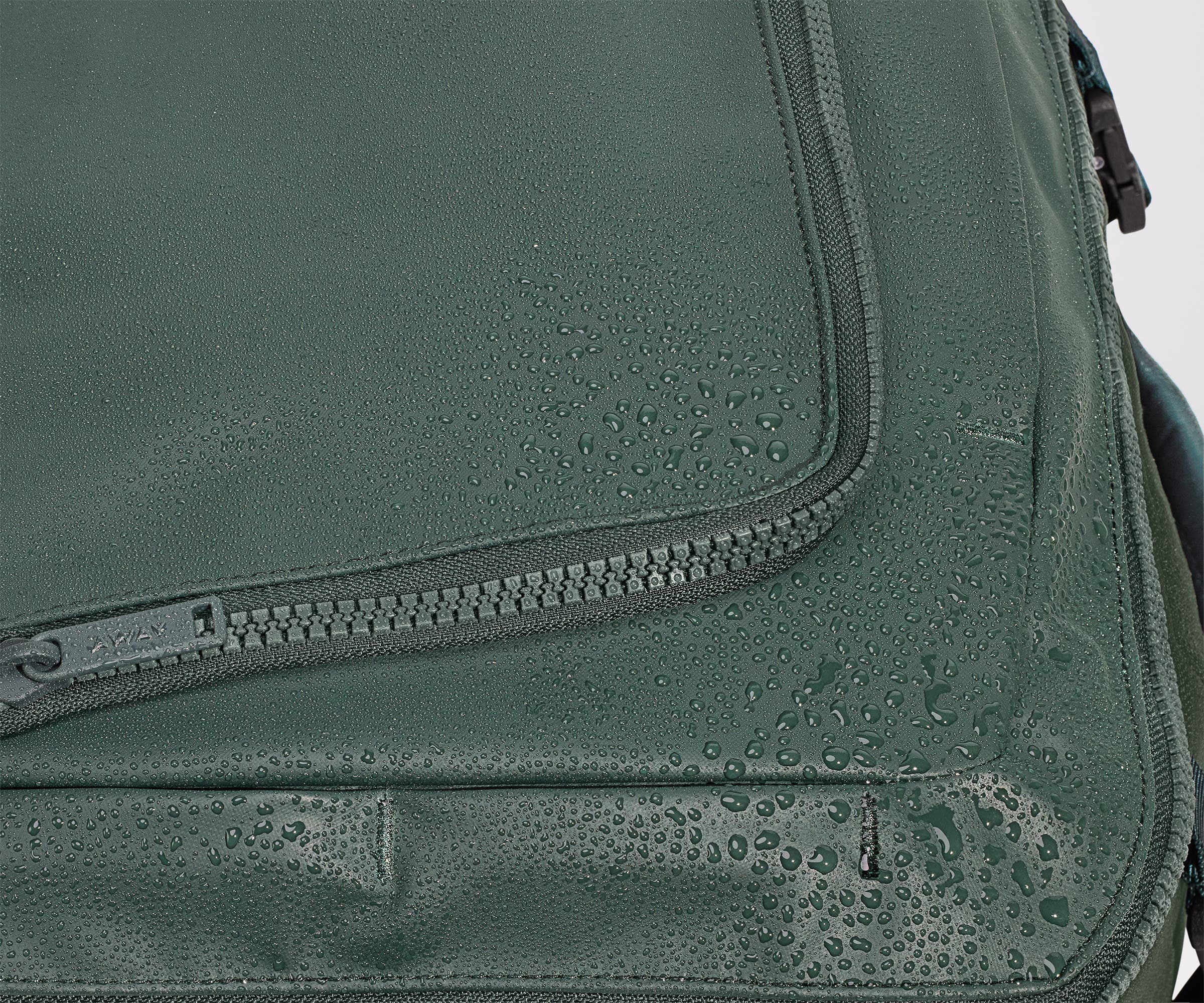 away-active-convertible-25l-sac-dos-forest-green-convertible image 8