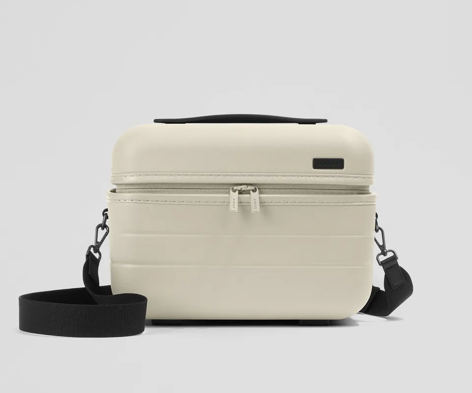 away-train-case-vanity-rigide-blanc-salt-white image 1