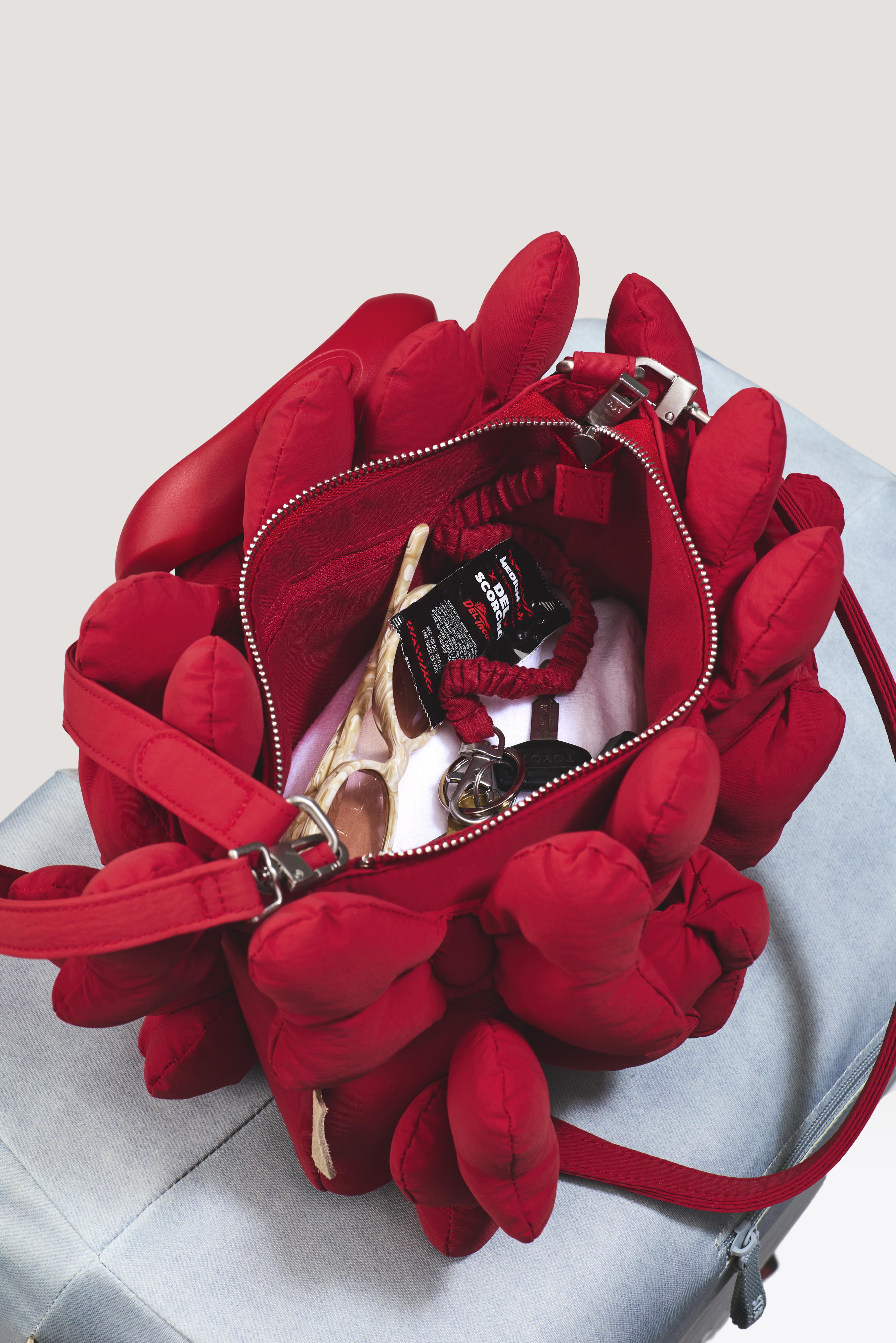b-is-tote-sac-main-minnie-bow-rouge-mickey image 3