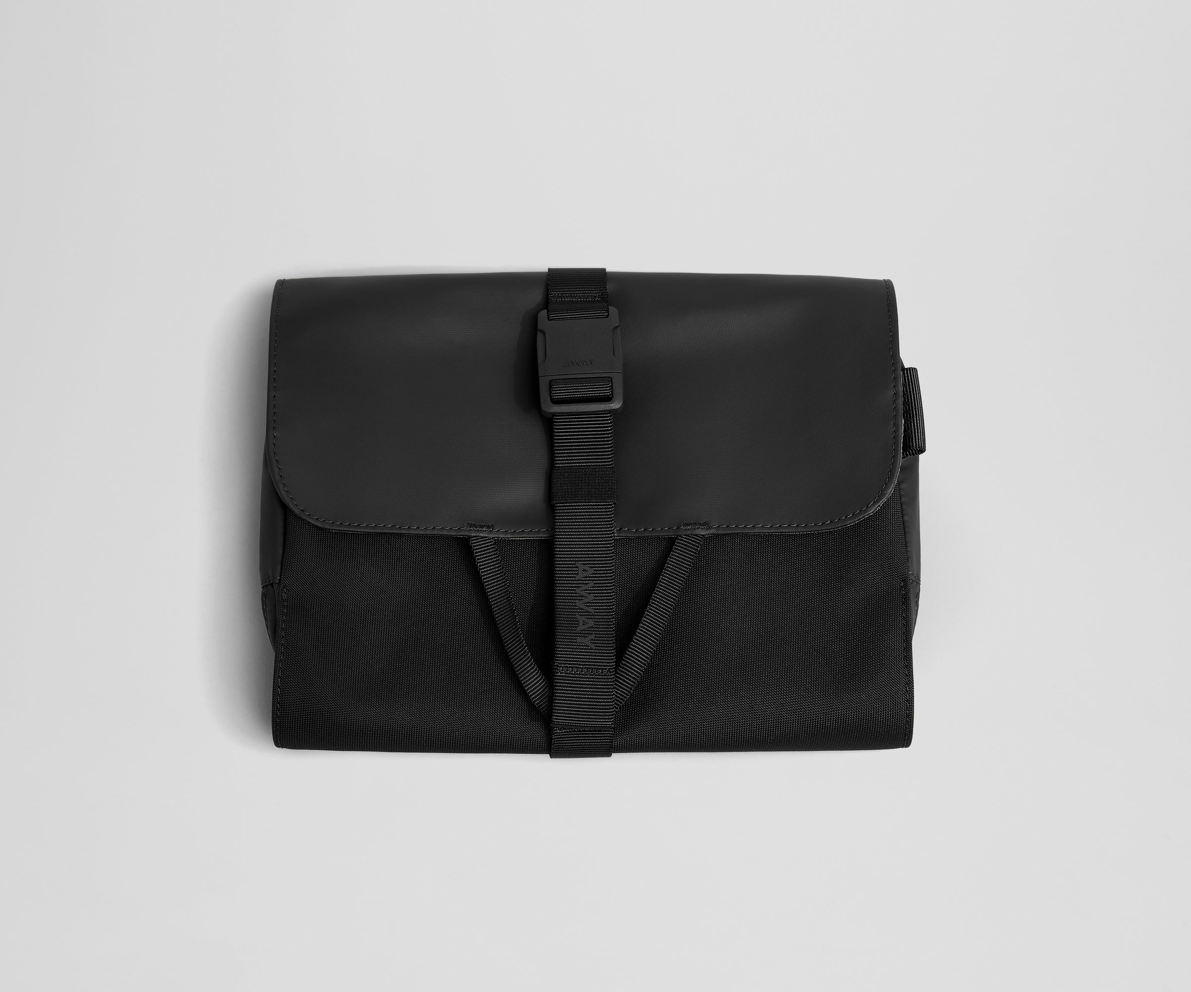 away-active-hanging-toiletry-bag-trousse-suspendue-recycl-e image 1