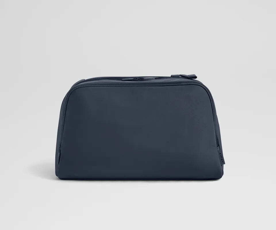 away-extra-large-trousse-de-toilette-navy-blue-grand-format image 1
