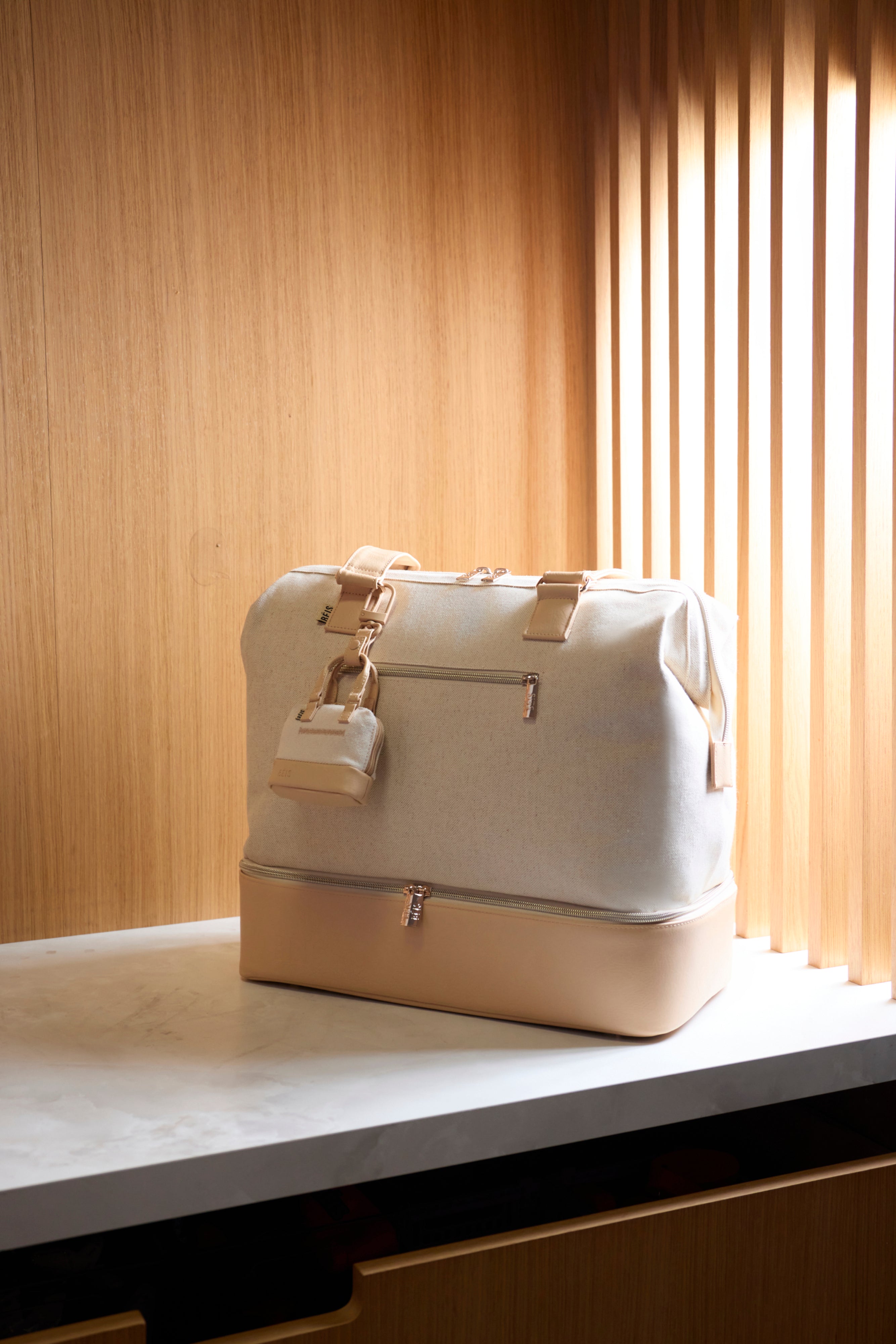 beis-micro-weekender-breloque-porte-cl-s-beige-mini image 5