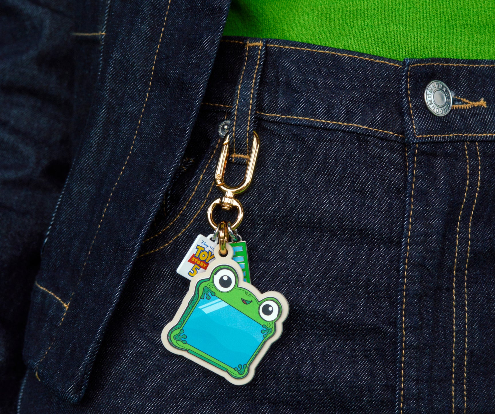 away-toy-story-5-breloque-sac-lilypad image 2