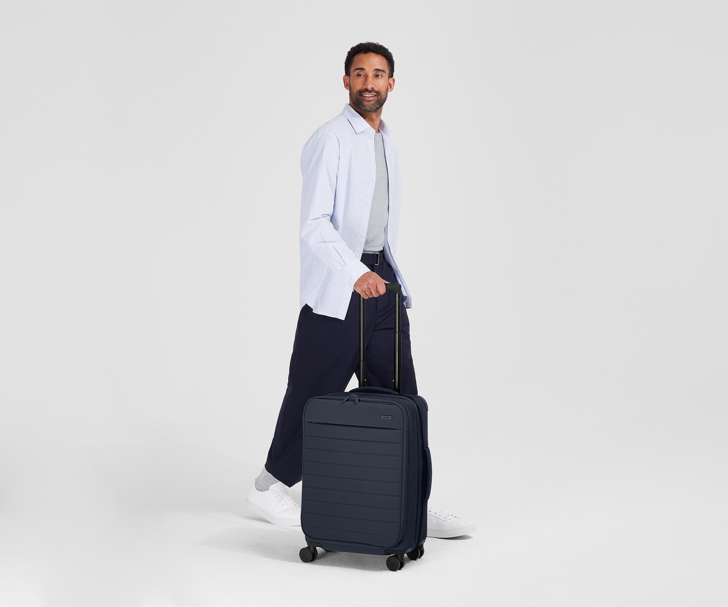 away-softside-bigger-carry-on-bagage-cabine-navy-blue-extensible image 4