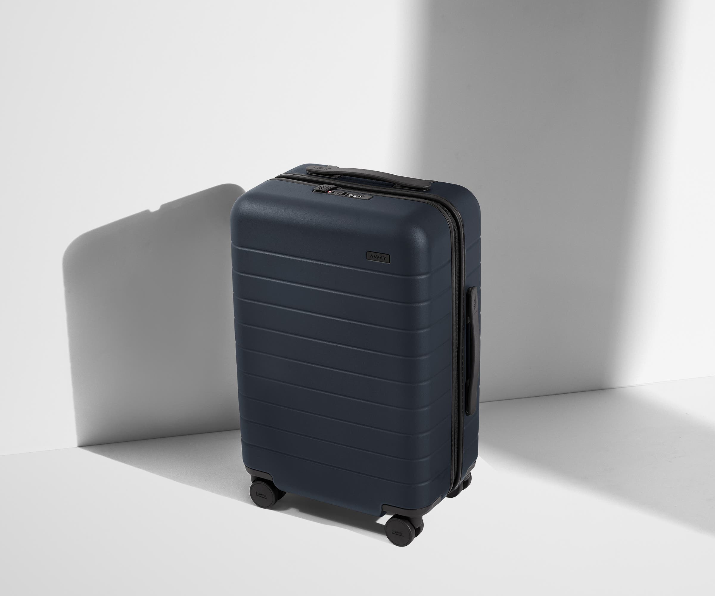 away-the-carry-on-valise-cabine-bleu-marine-rigide-compression image 2