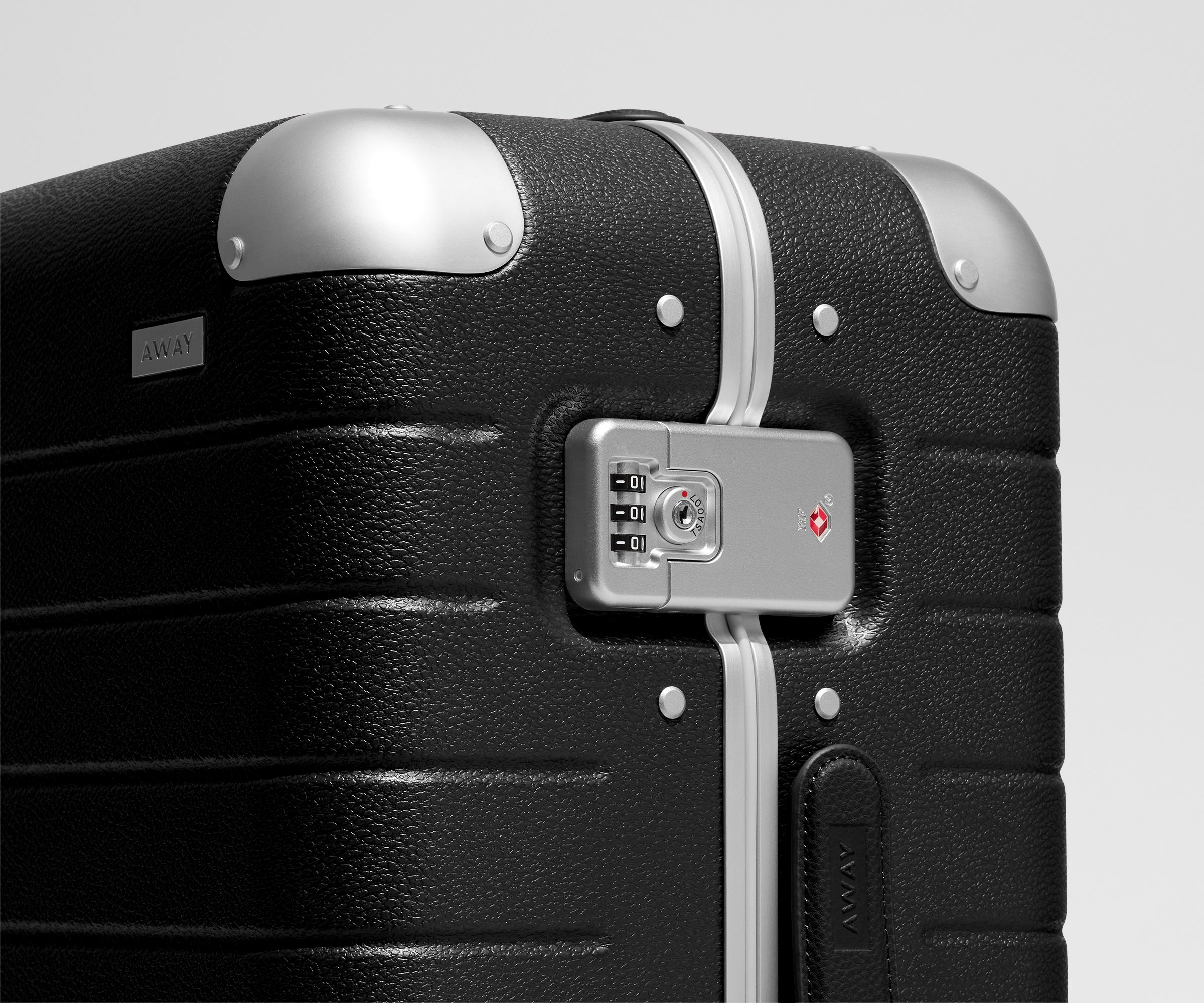 away-aluminum-edge-medium-valise-soute-noir-jet-black-aluminium image 5