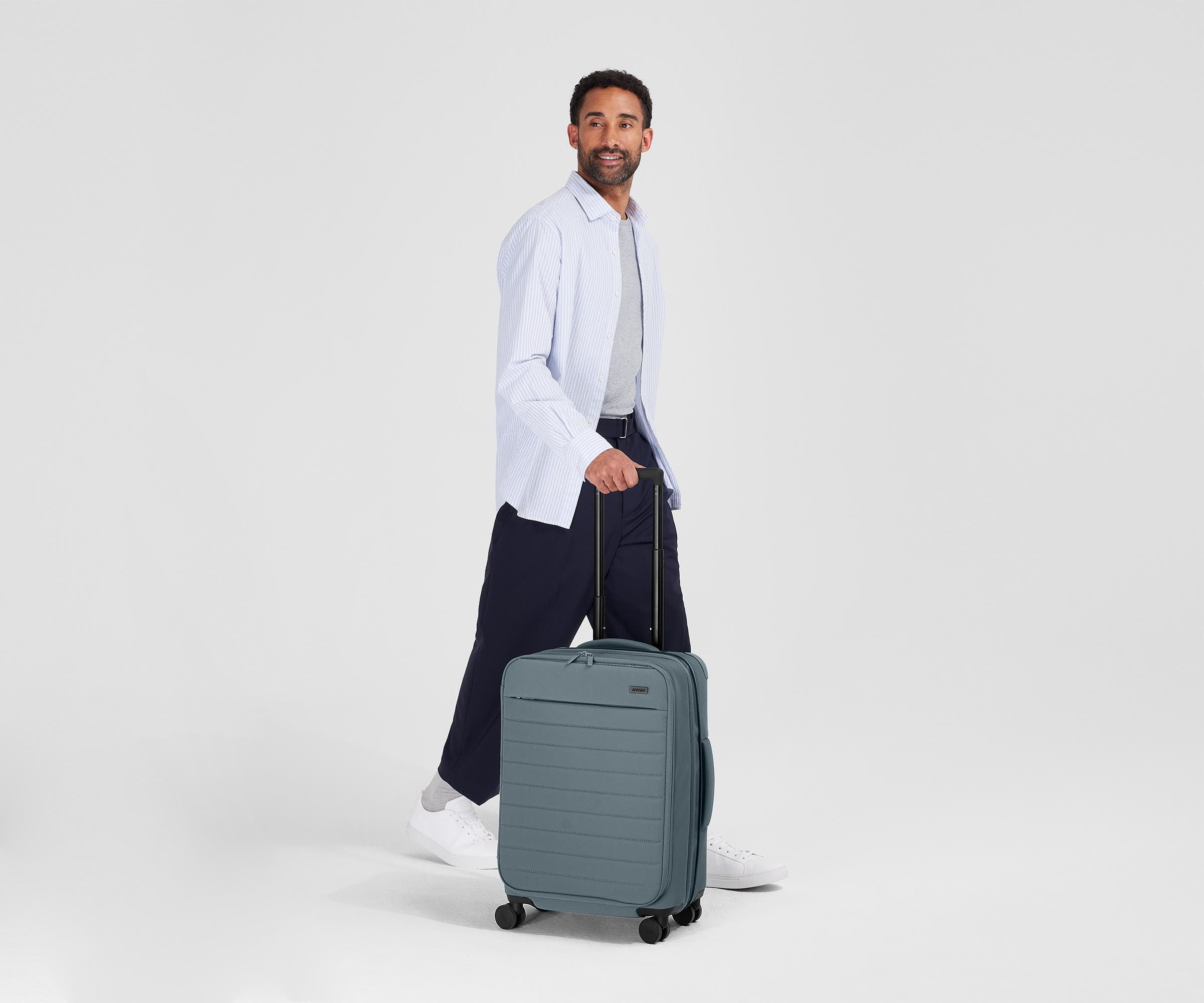 away-softside-bigger-carry-on-valise-cabine-coast-blue-extensible image 4