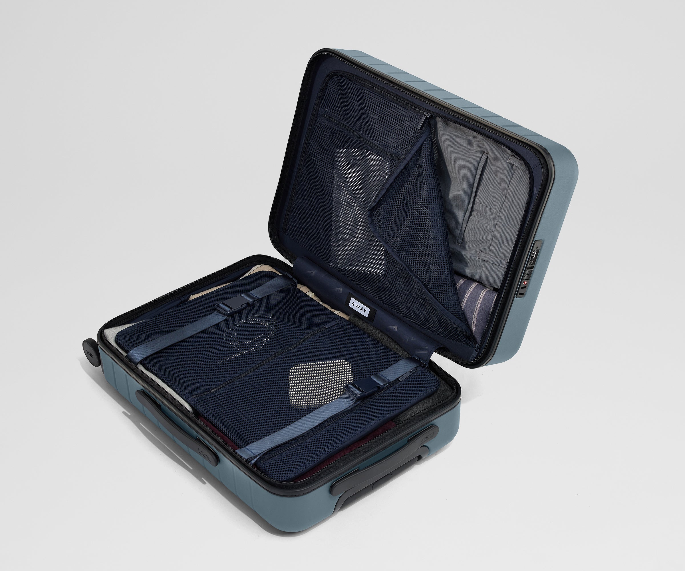 away-executive-bigger-carry-on-valise-cabine-bleu-coast-blue image 8