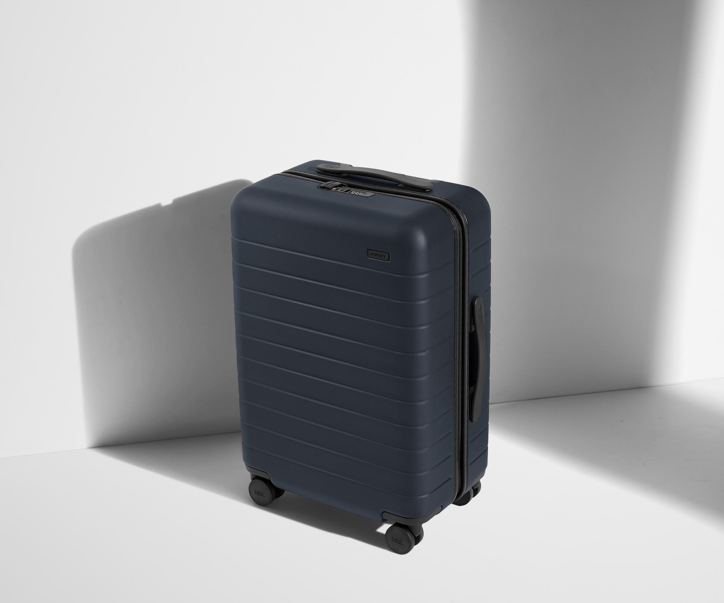 away-bigger-carry-on-valise-cabine-bleu-marine image 2