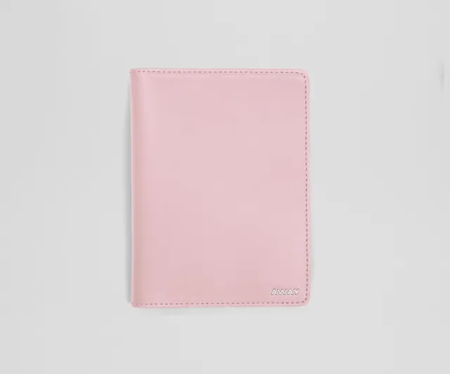 away-passport-holder-porte-passeport-cuir-rose-glacial image 1