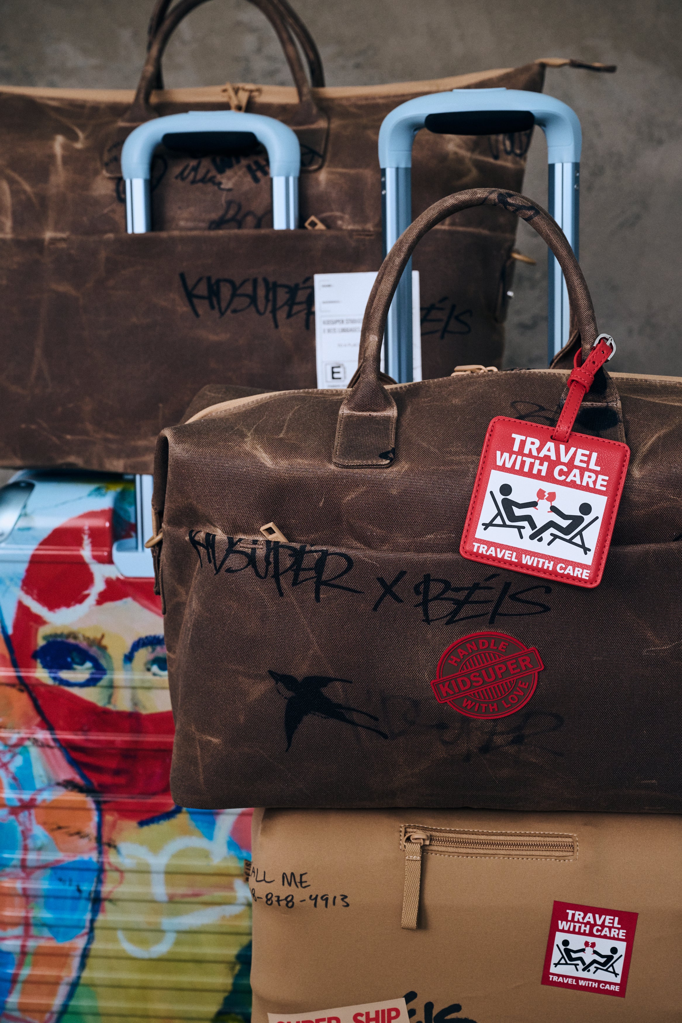 beis-x-kidsuper-pro-tiquette-bagage-rouge image 4