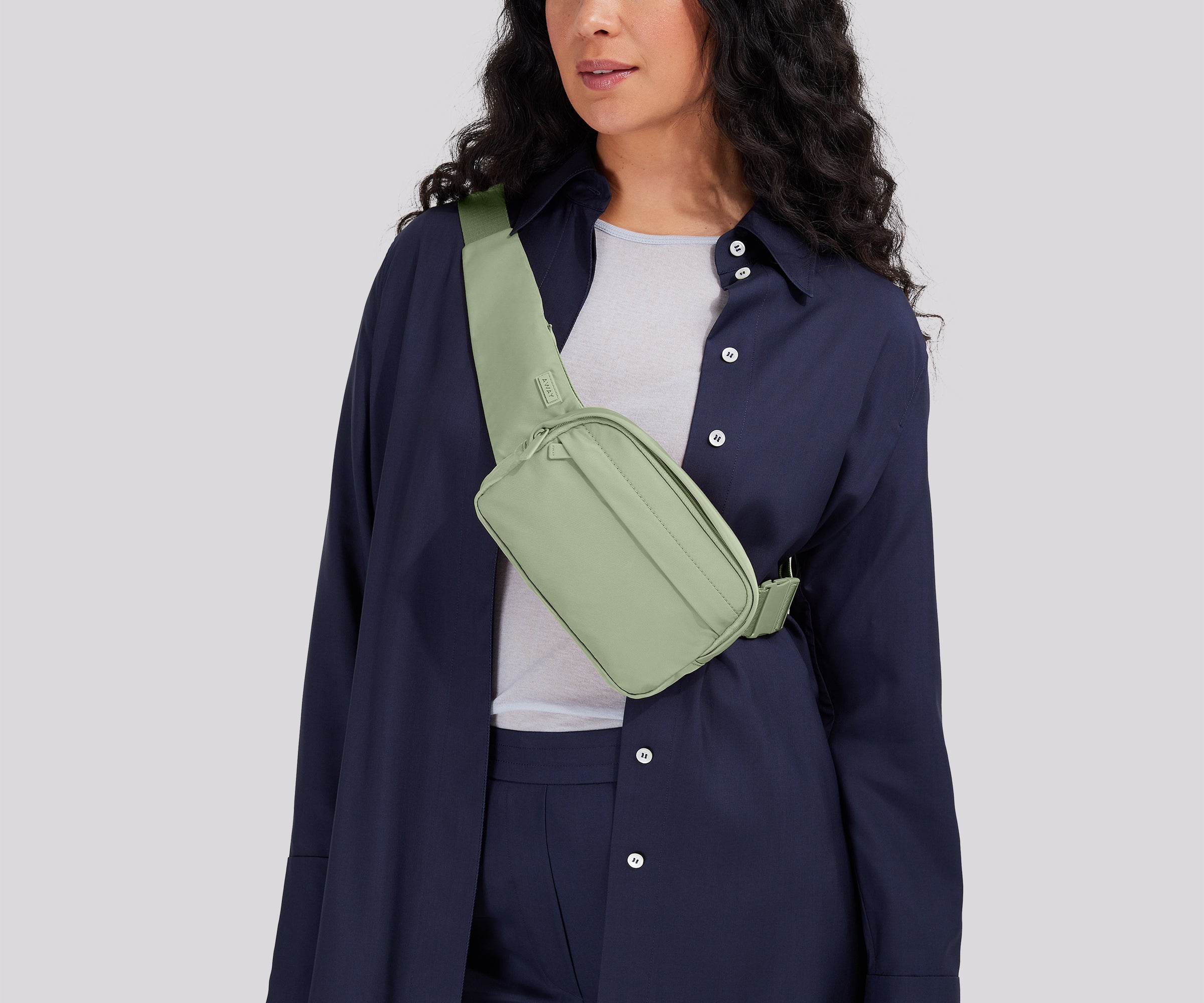 away-featherlight-sling-bag-sac-bandouli-re-sage-green-l-ger image 2