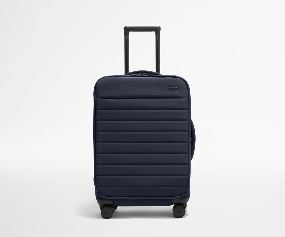 away-softside-bigger-carry-on-bagage-cabine-navy-blue-extensible image 1