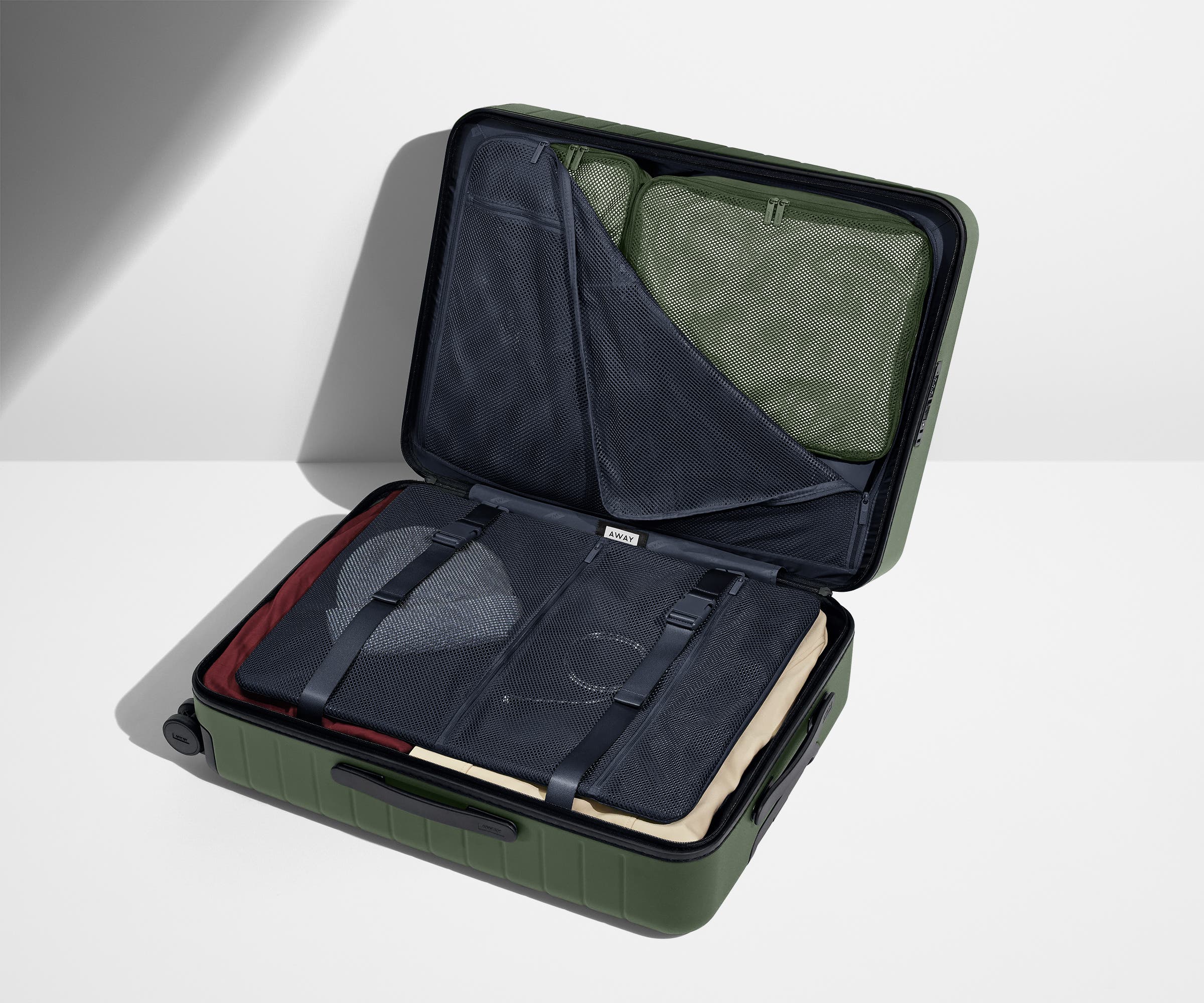 away-the-medium-valise-soute-vert-olive-rigide-2-semaines image 4