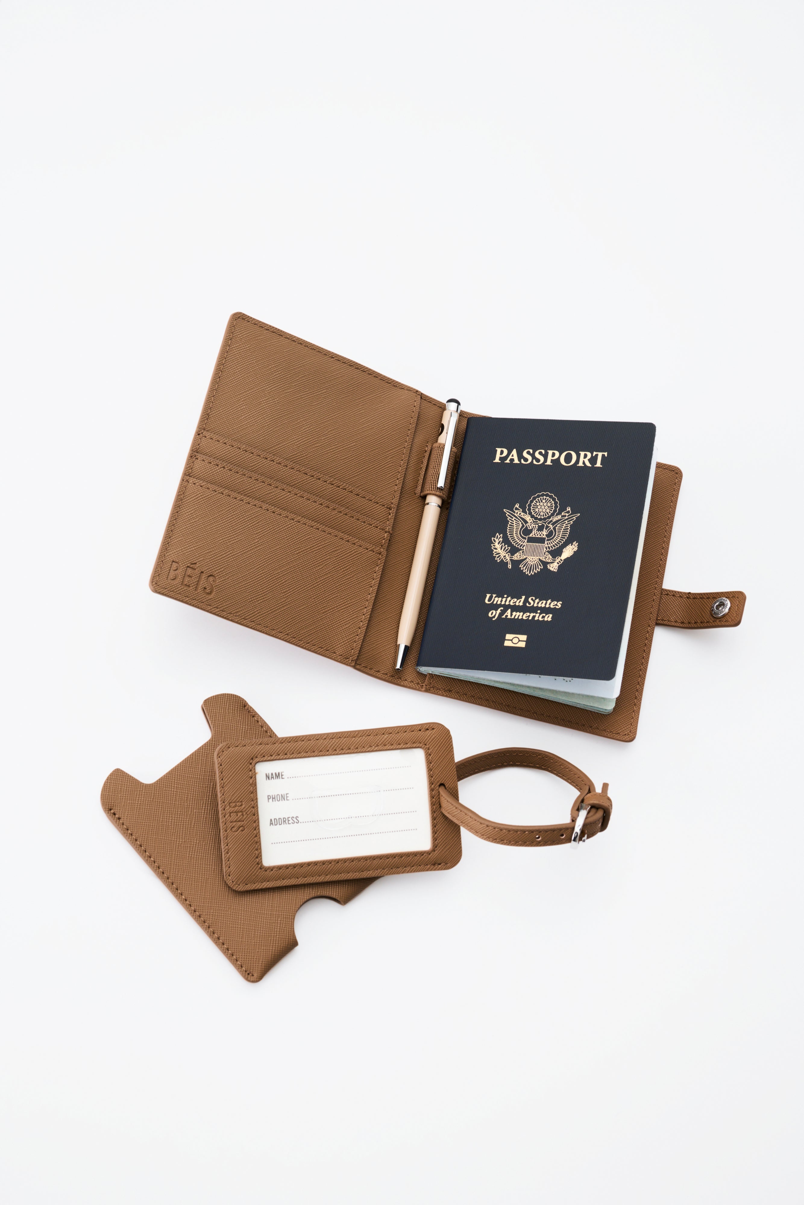beis-accessories-prot-ge-passeport-tiquette-camel-airtag image 4