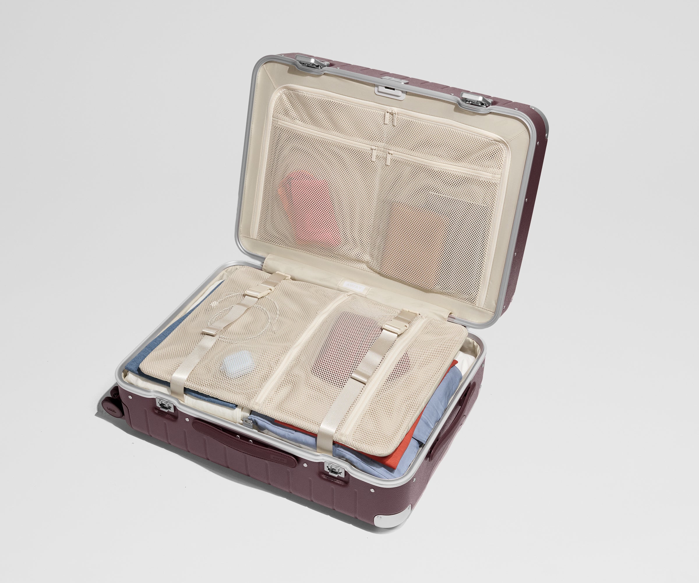 away-aluminum-edge-medium-valise-soute-oxblood-red-aluminium image 5