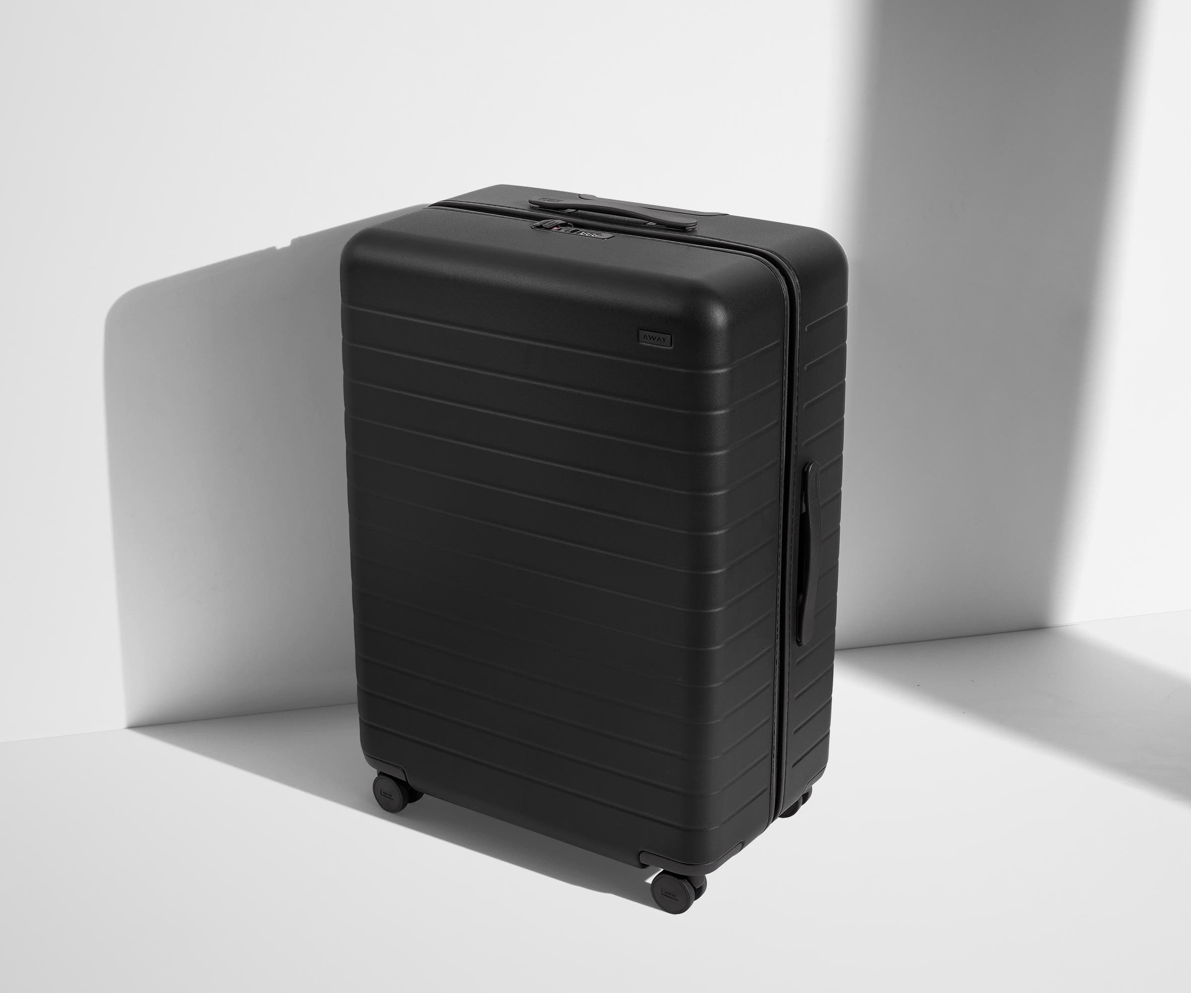 away-the-large-valise-soute-jet-black-grande-taille image 2