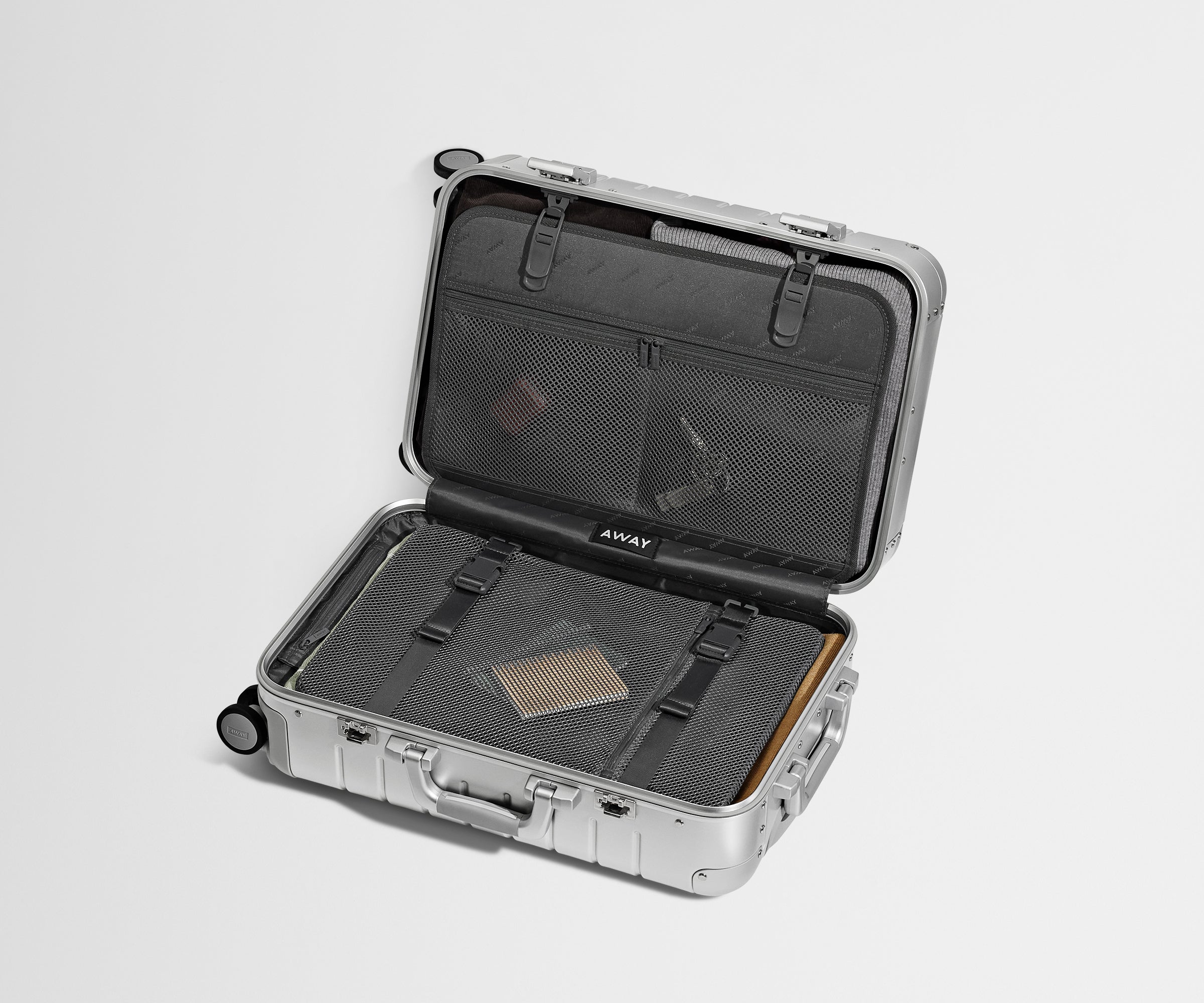 away-aluminum-carry-on-valise-cabine-silver-aluminium image 3