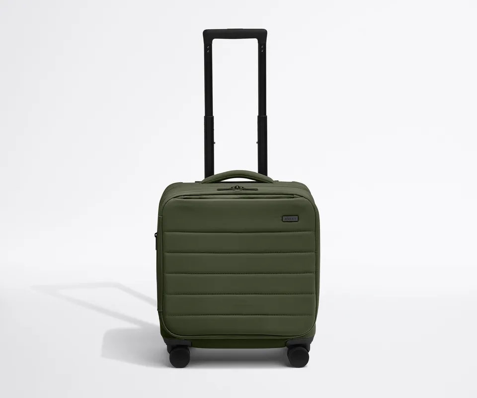 away-carry-on-softside-compact-valise-cabine-vert-olive image 1