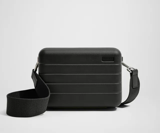 away-mini-crossbody-mini-sac-bandouli-re-coque-rigide-jet-black image 1