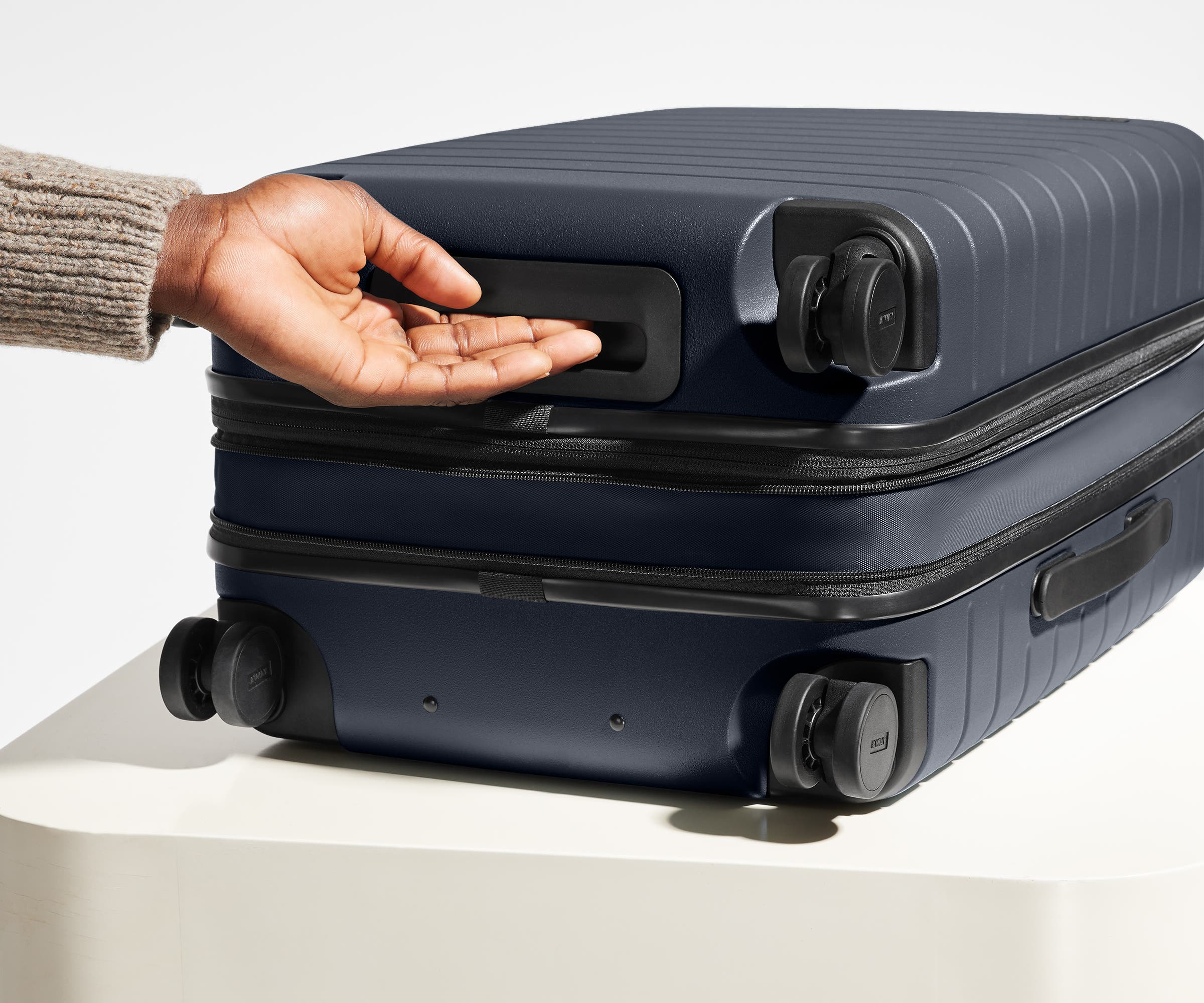 away-carry-on-flex-valise-cabine-bleu-marine-extensible image 7