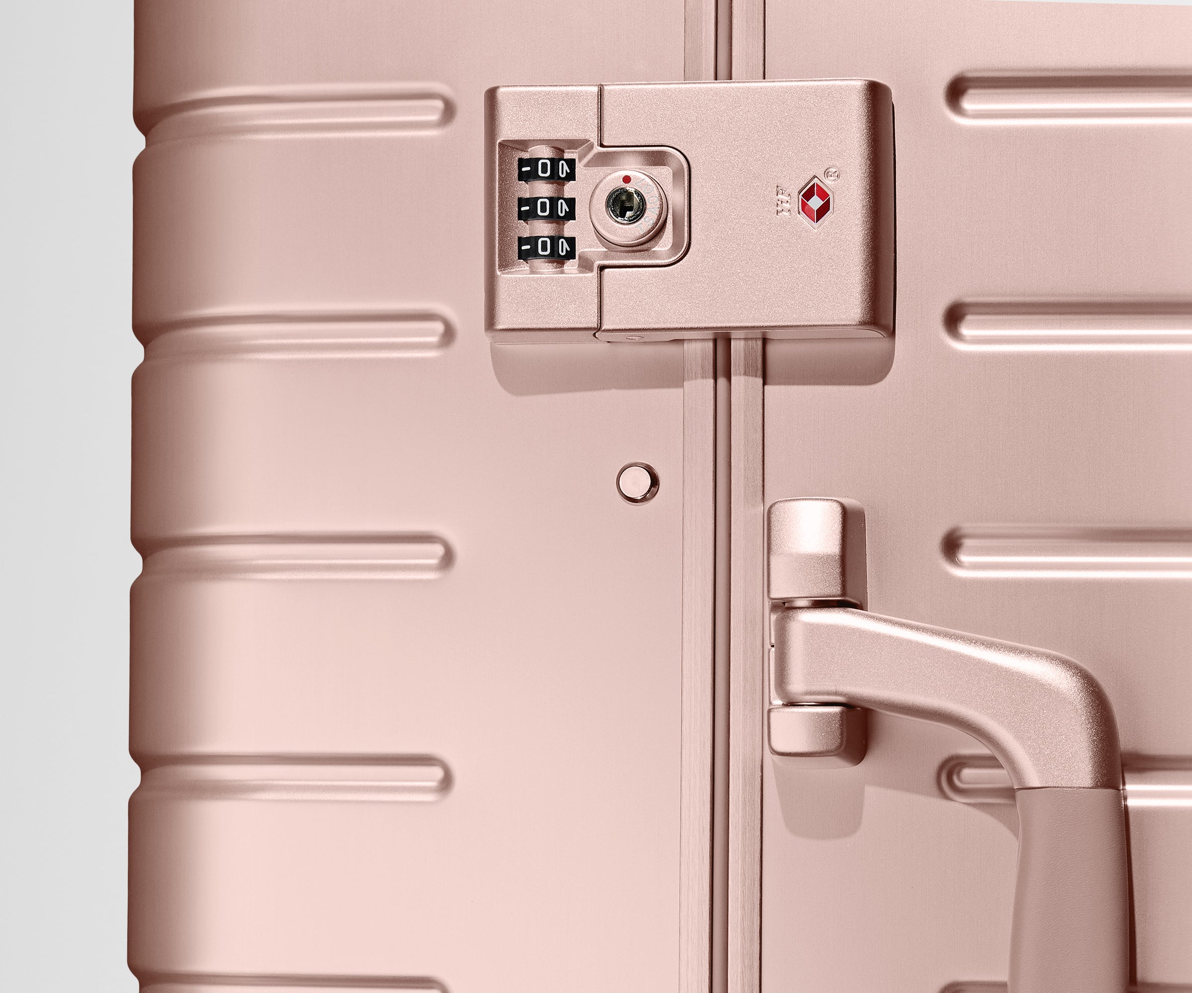 away-bigger-carry-on-aluminium-valise-cabine-or-rose image 4