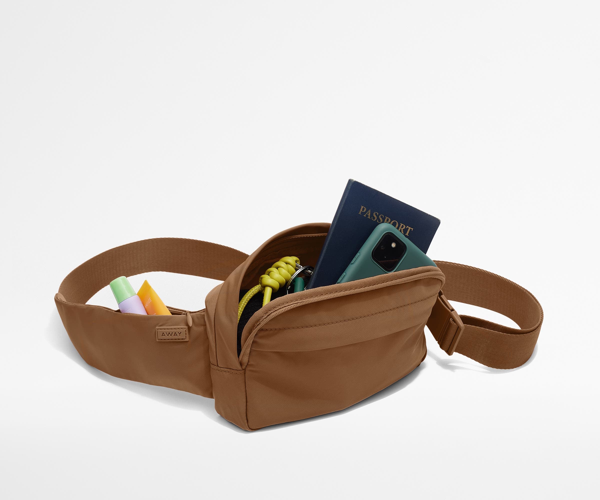 away-featherlight-sling-bag-sac-banane-amaro-brown image 4