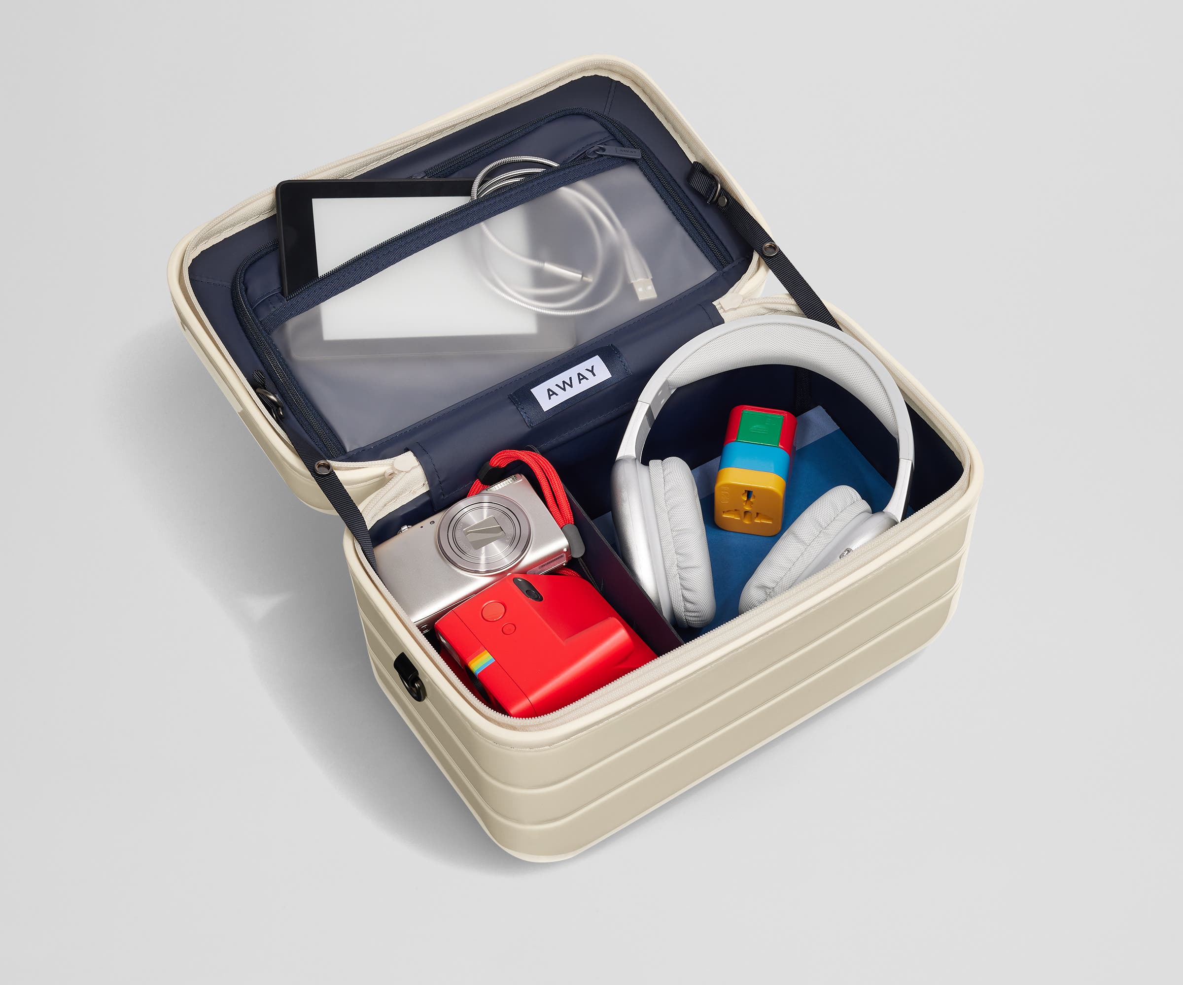 away-train-case-vanity-rigide-salt-white-gloss-polycarbonate image 6