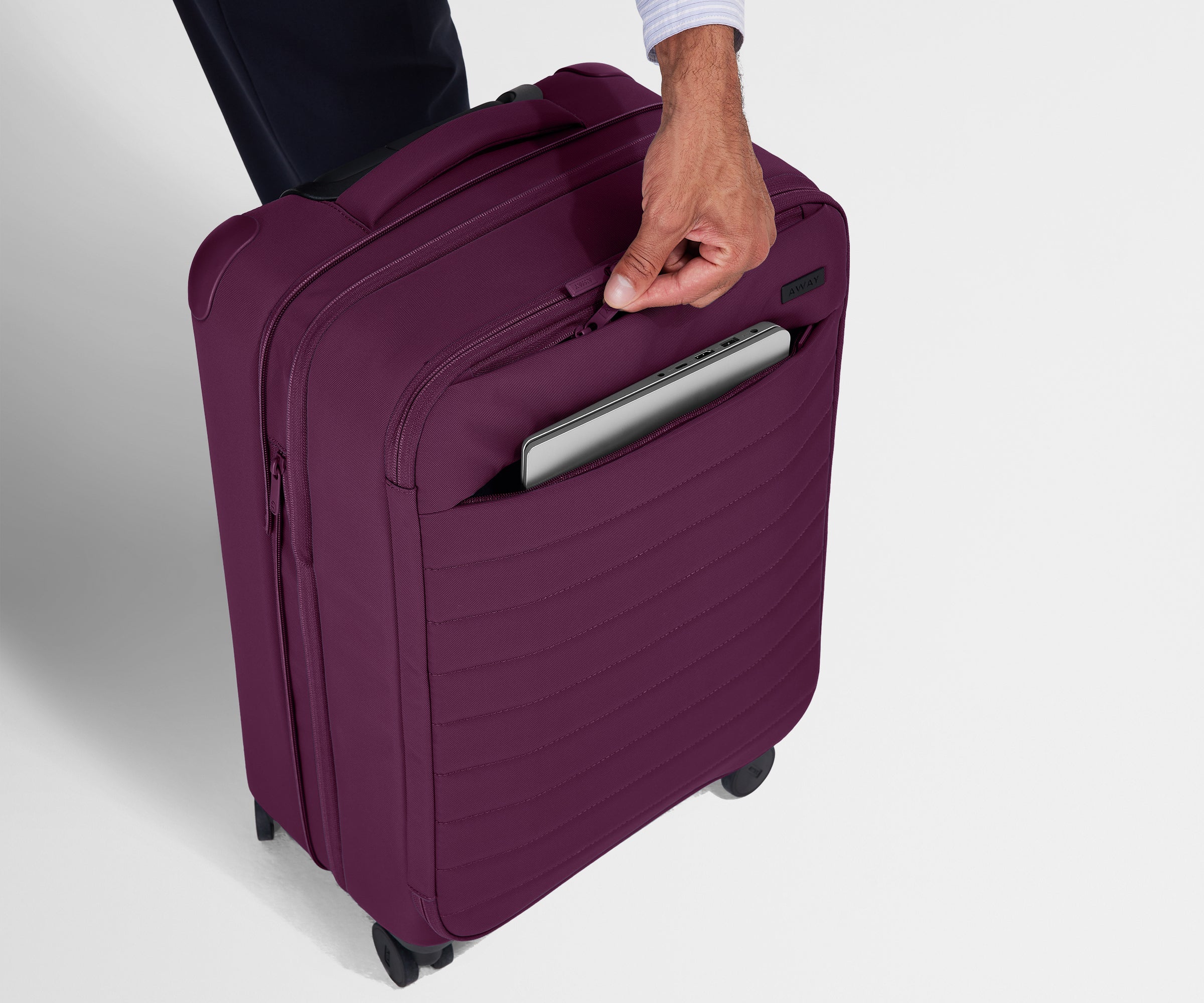 away-softside-bigger-carry-on-valise-cabine-plum-purple image 5