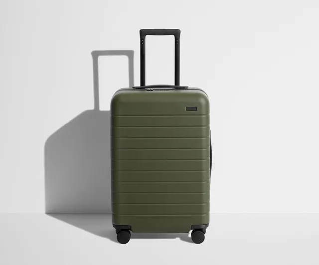 away-bigger-carry-on-valise-cabine-olive-green-rigide image 1