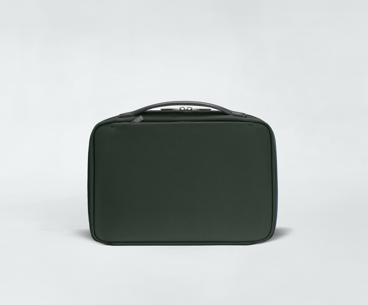 away-hanging-toiletry-bag-trousse-toilette-green-suspendue image 2