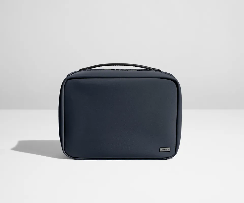 away-hanging-toiletry-bag-trousse-de-toilette-suspendue-navy-blue image 1