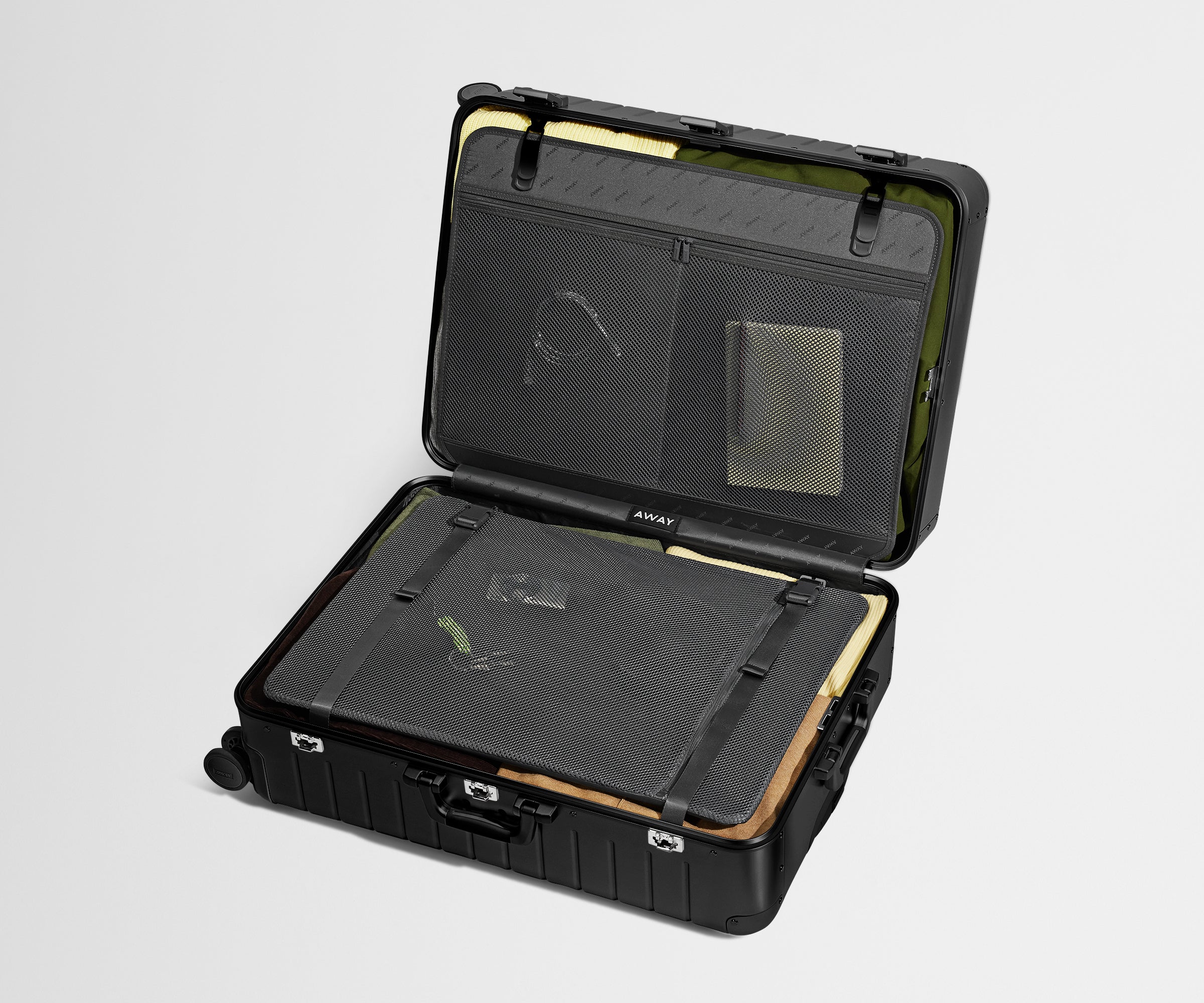 away-large-aluminum-valise-soute-onyx-black-aluminium image 3