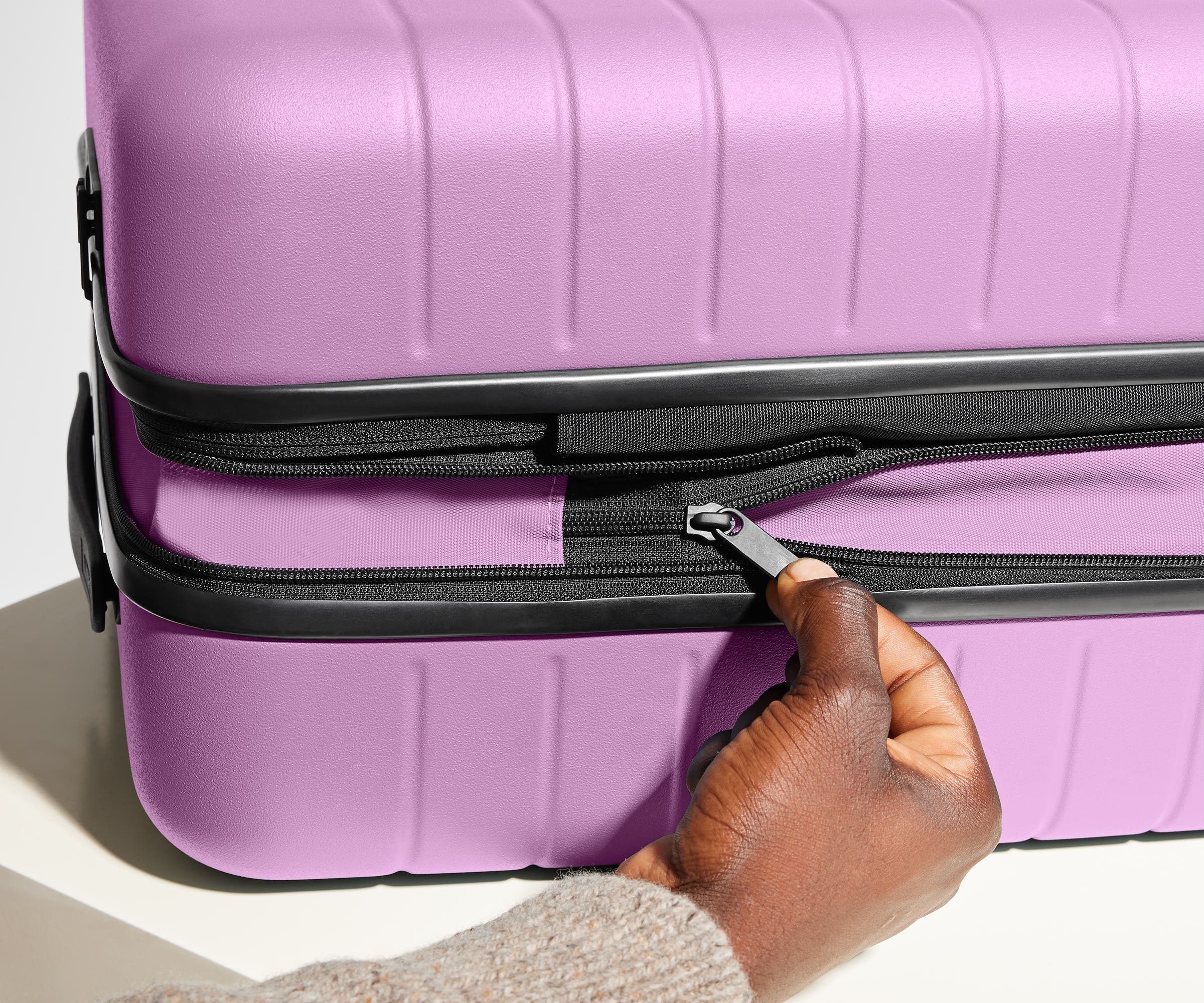 away-bigger-carry-on-flex-valise-cabine-extensible-mauve image 4