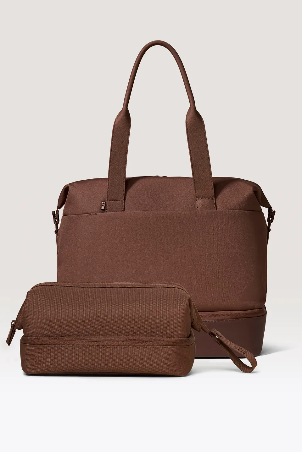 beis-the-weekend-travel-set-sac-week-end-trousse-maple image 1