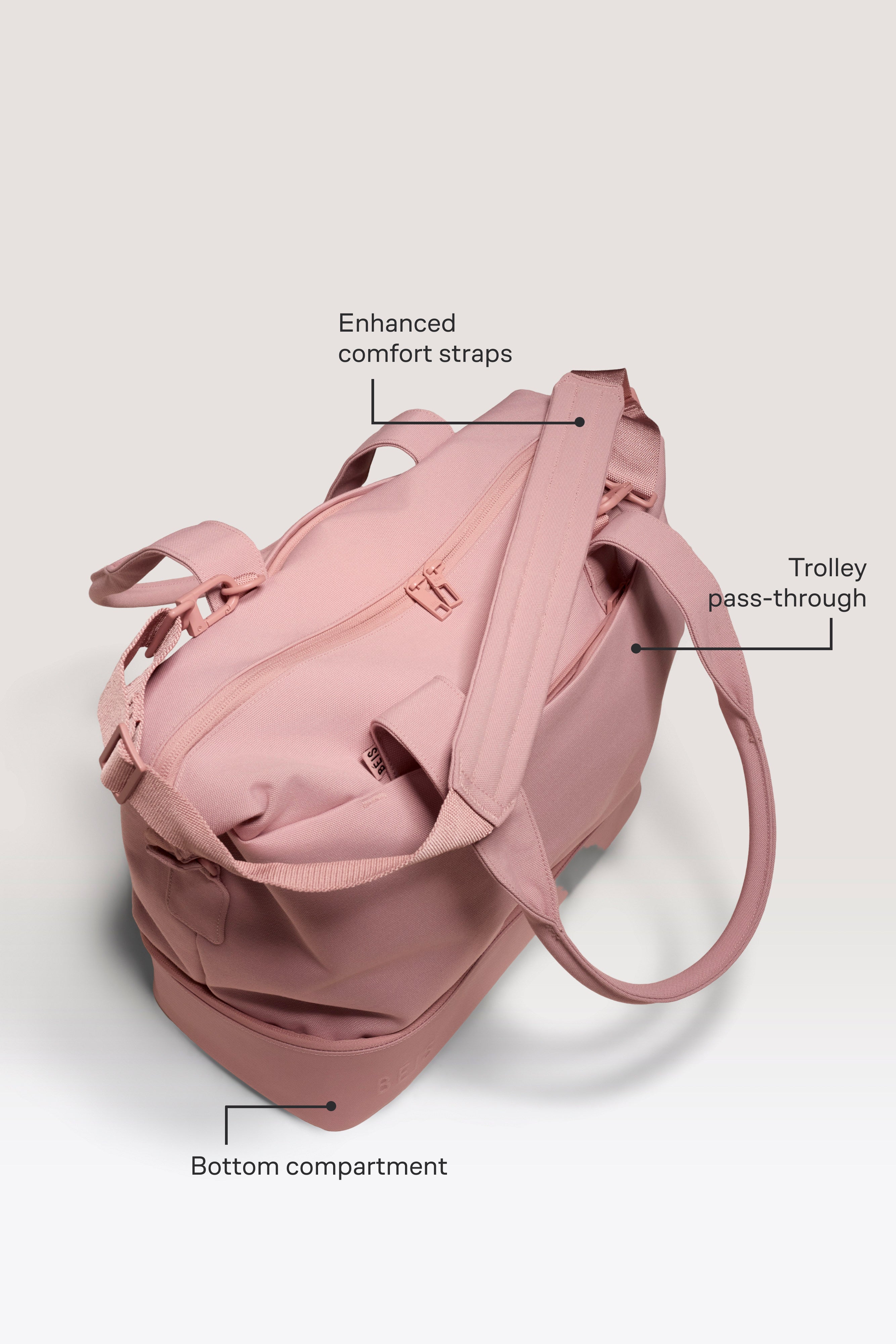 beis-the-weekender-sac-week-end-rose-fond-chaussures image 2