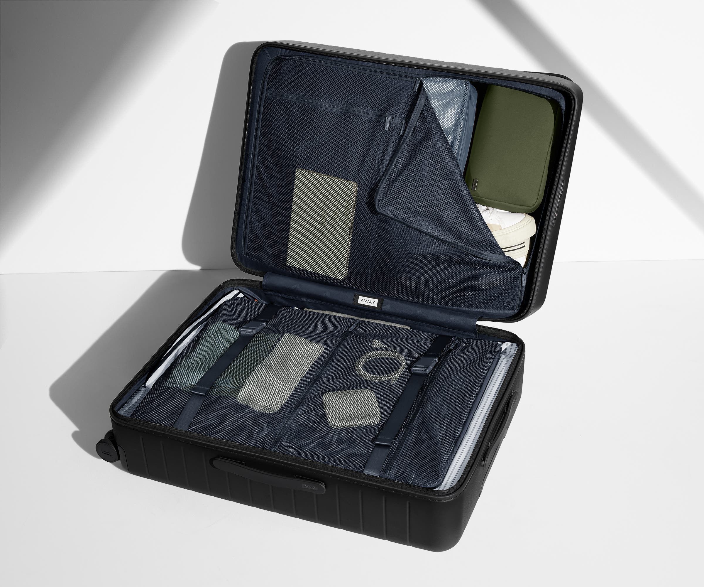 away-the-medium-valise-soute-rigide-jet-black-compression image 4